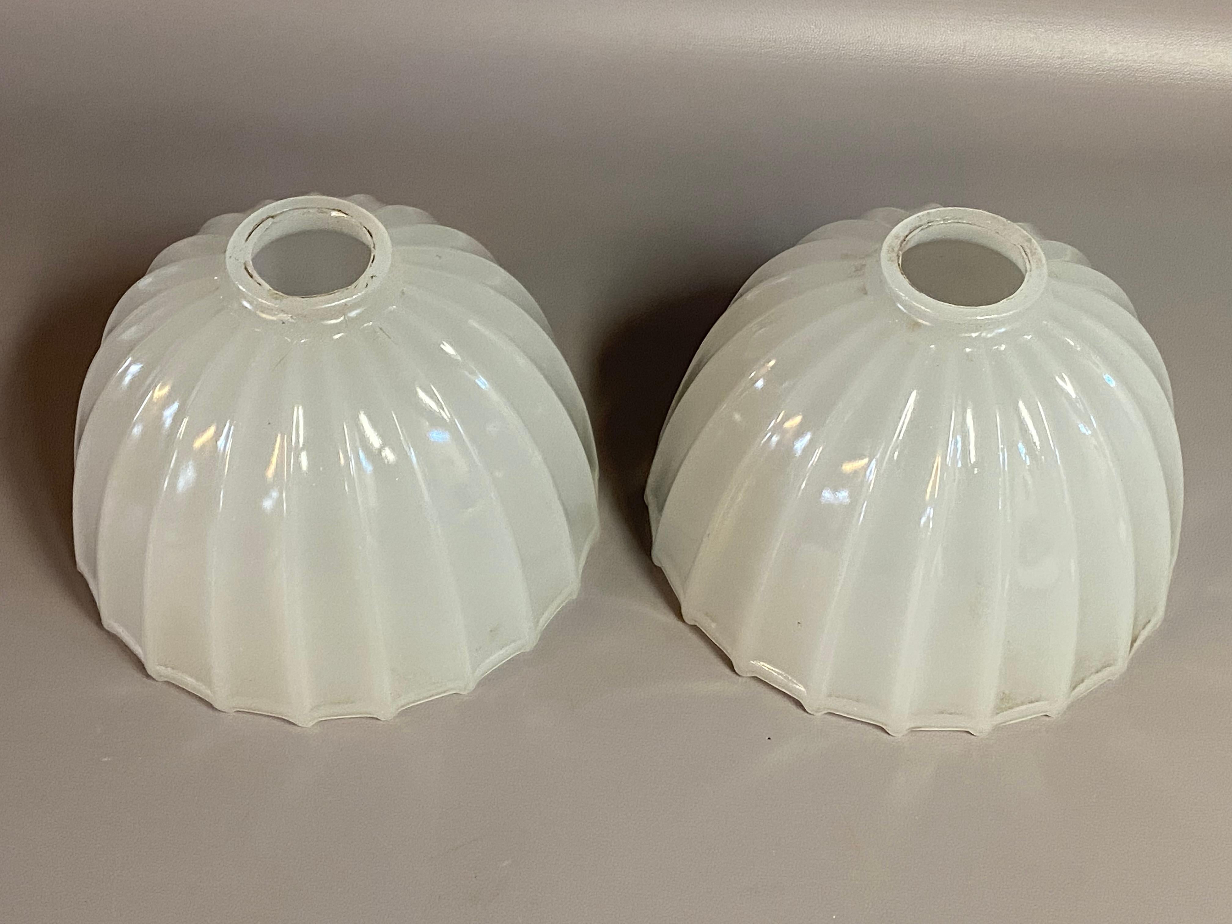 Geriffelte, gewellte Kanten, industrielle Kampferglasschirme, Paar (Industriell) im Angebot