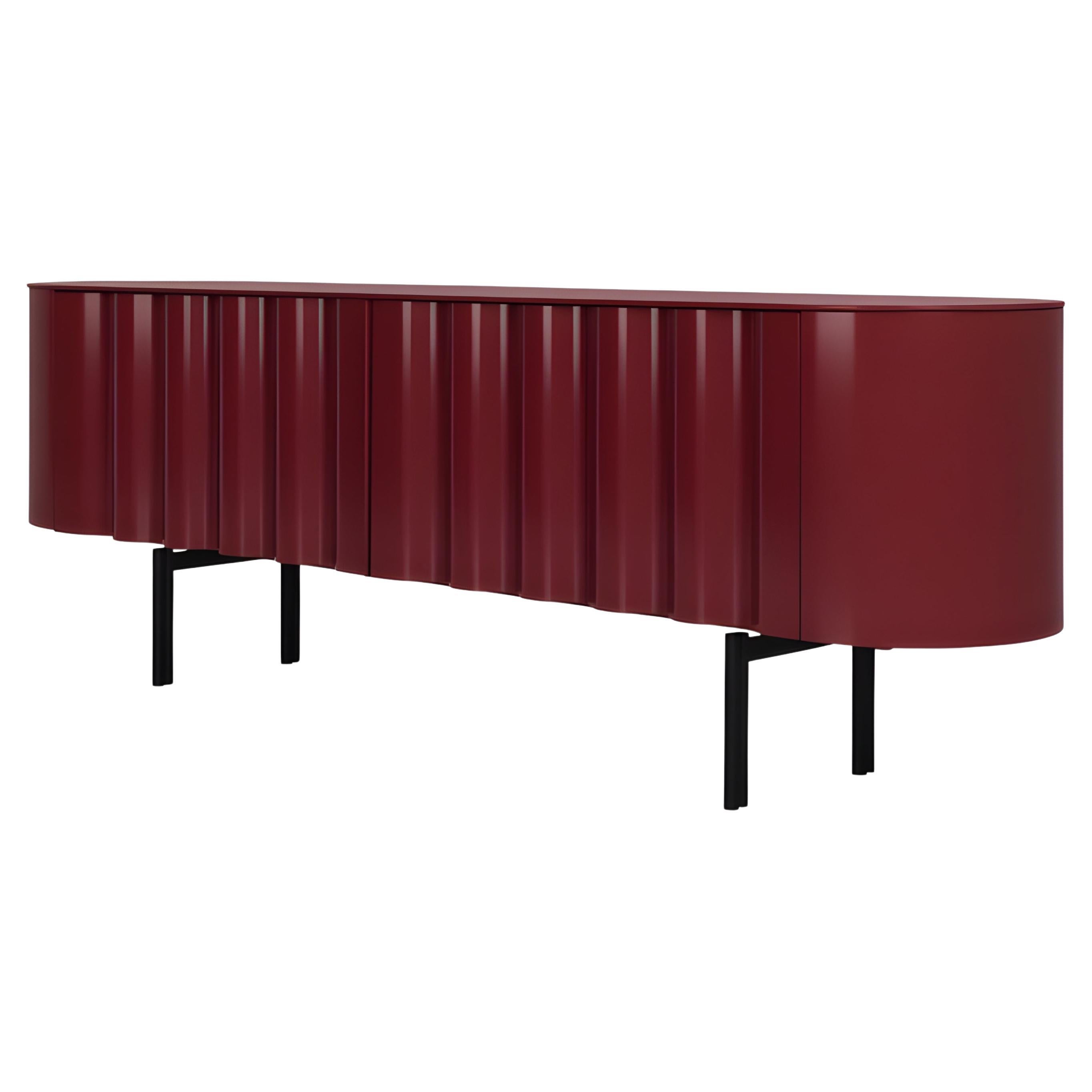 Questa credenza contemporanea rappresenta un perfetto equilibrio tra arte e utilità. Il mobile principale è caratterizzato da un'elegante finitura laccata e da quattro spaziose ante, che consentono di riporre in modo ampio e discreto. L'elemento di