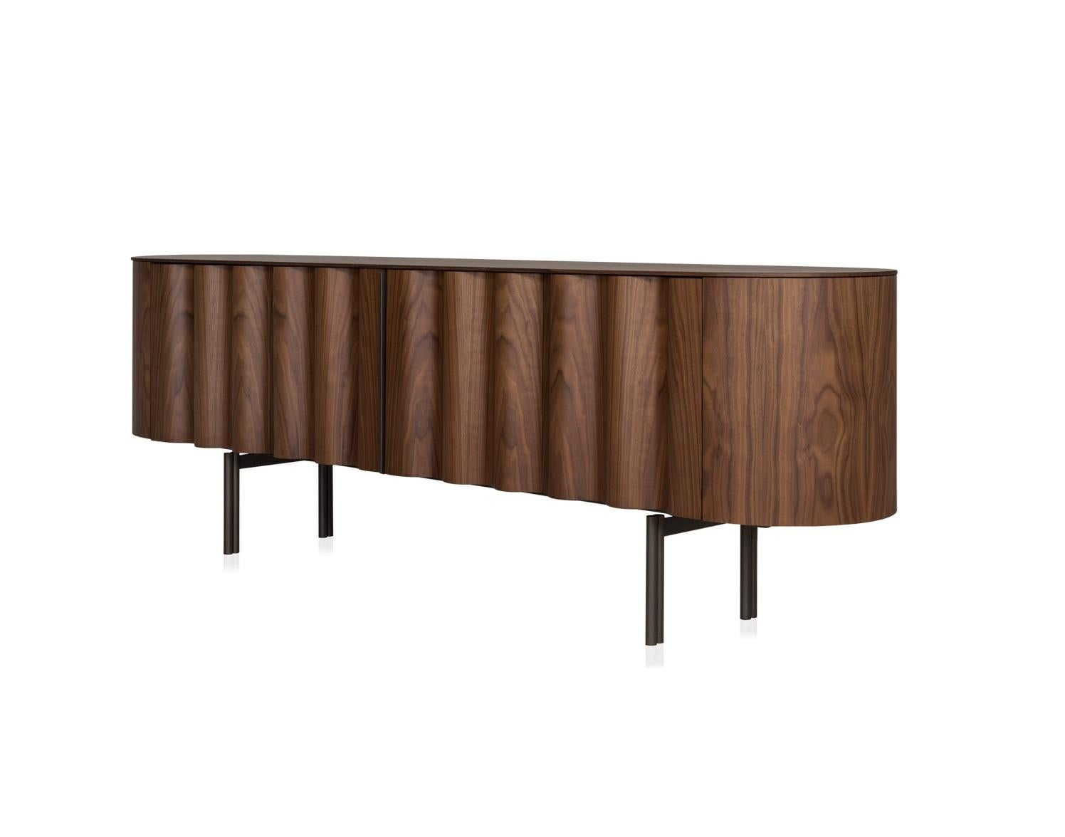 Credenza scanalata Ft. Un'elegante forma rettangolare arrotondata design Sotiris Lazou In condizioni Nuovo in vendita a NEW YORK, NY