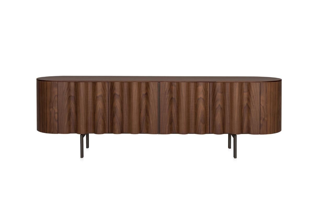 Metallo Credenza scanalata Ft. Un'elegante forma rettangolare arrotondata design Sotiris Lazou in vendita