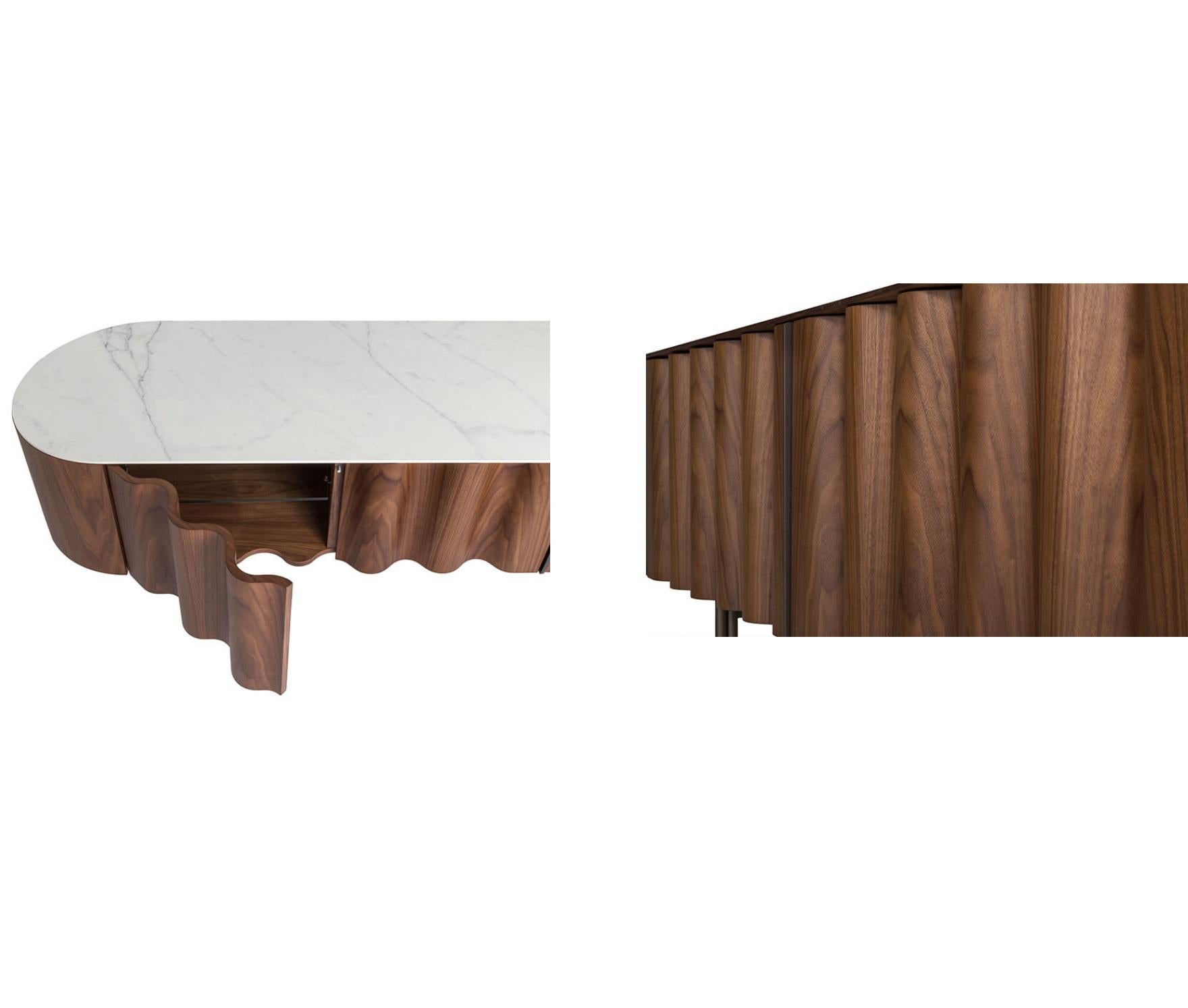 Credenza scanalata Ft. Un'elegante forma rettangolare arrotondata design Sotiris Lazou in vendita 1