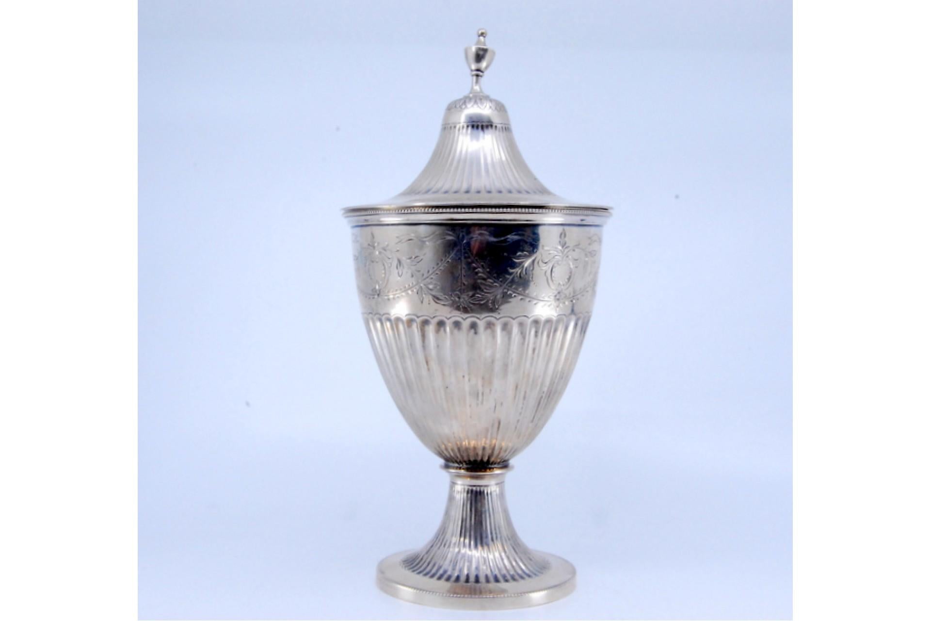 Europeo Fluted silver candy box in low relief with engravings and placed on a round base in vendita
