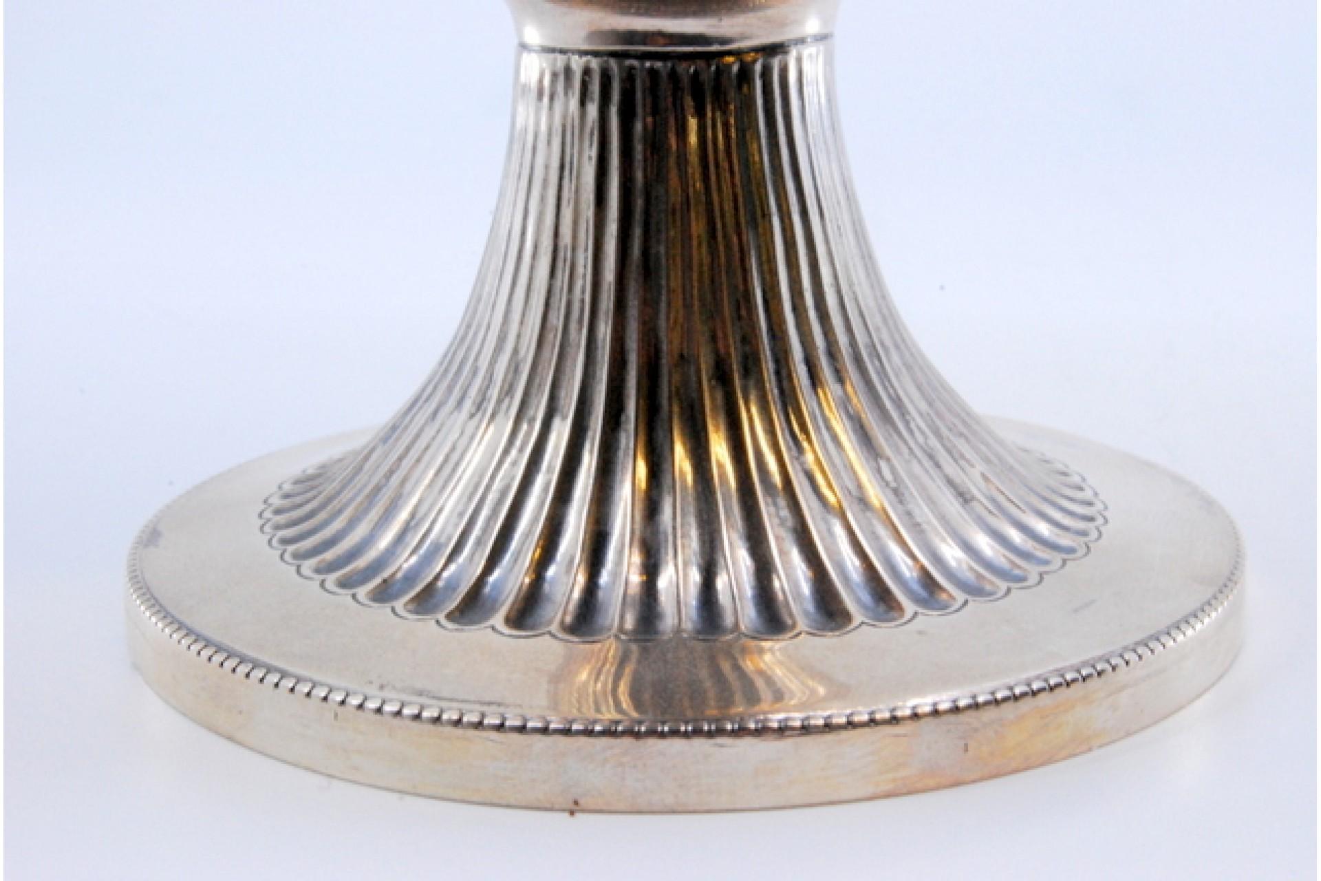 Fluted silver candy box in low relief with engravings and placed on a round base In condizioni buone in vendita a Porto, PT