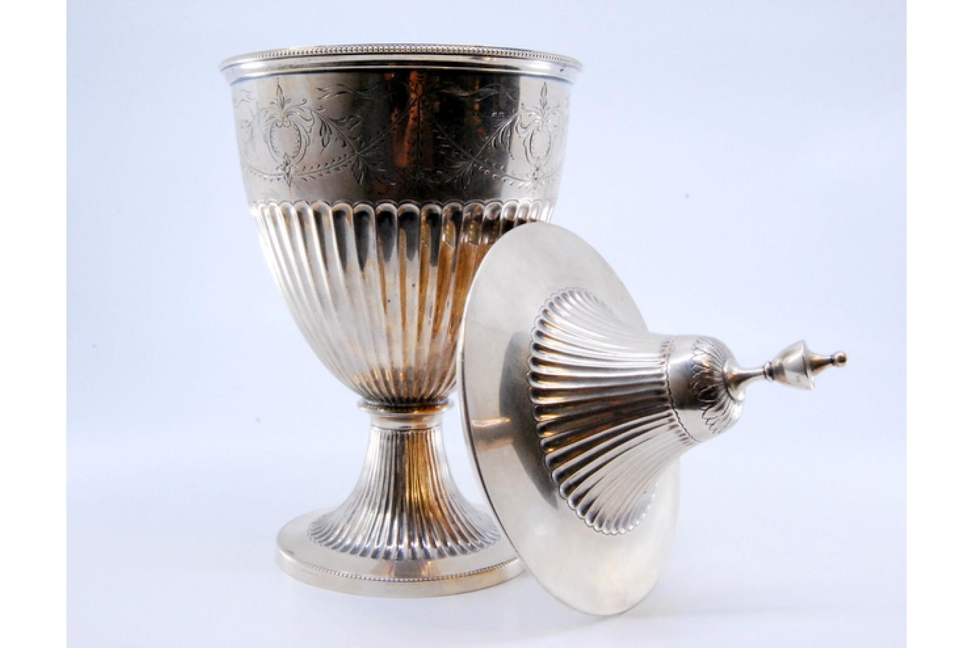 XX secolo Fluted silver candy box in low relief with engravings and placed on a round base in vendita