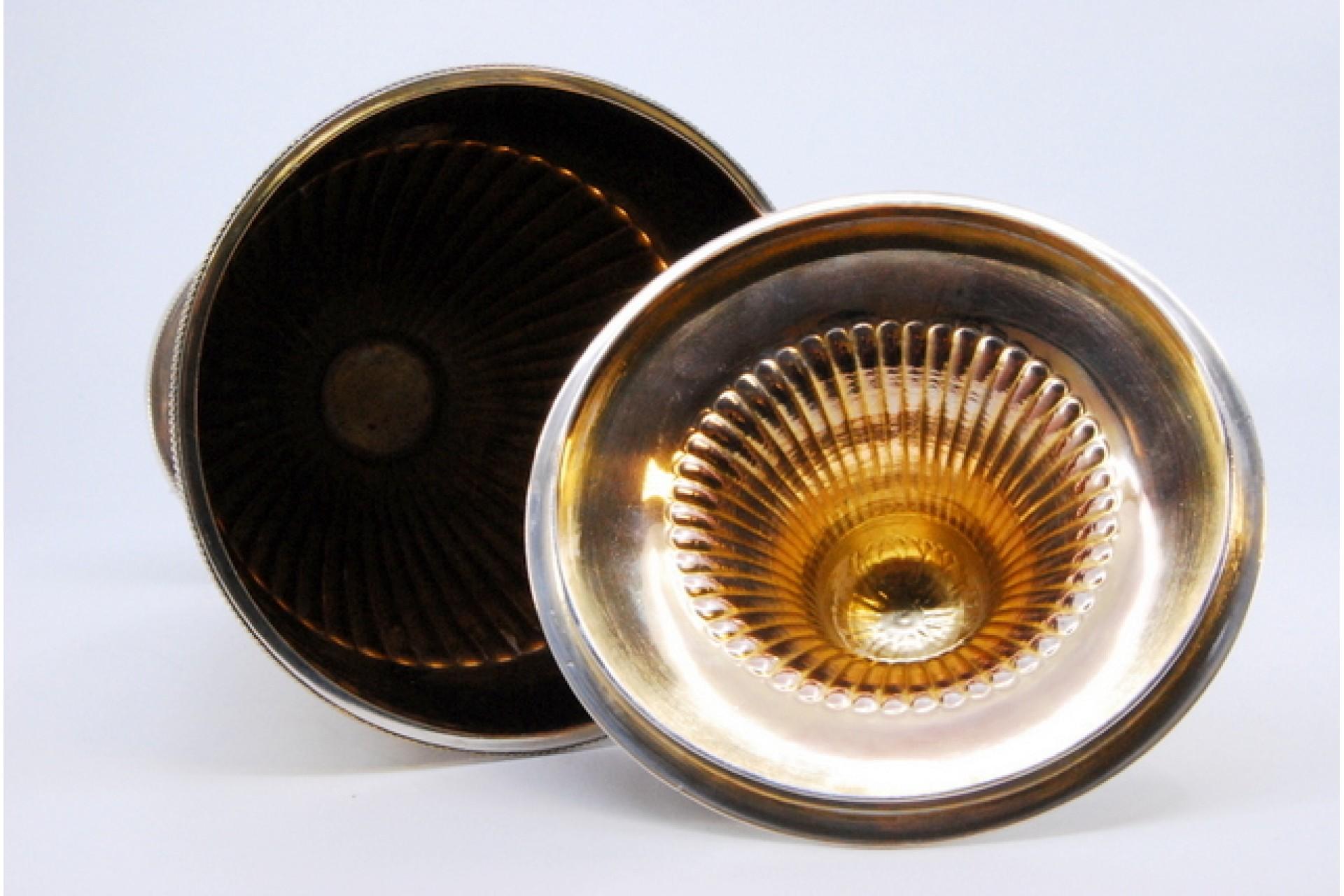 Argento Fluted silver candy box in low relief with engravings and placed on a round base in vendita