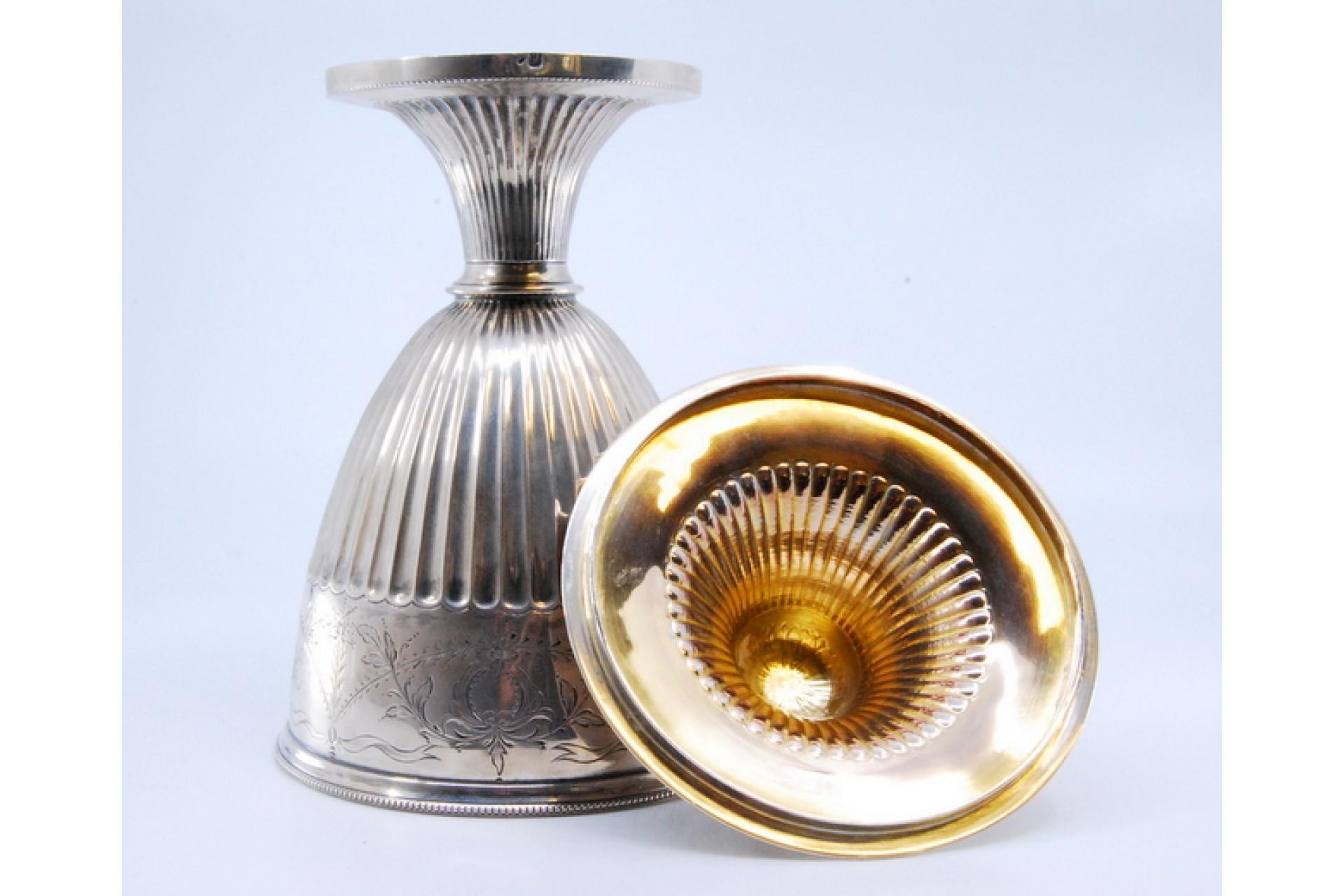 Fluted silver candy box in low relief with engravings and placed on a round base in vendita 1