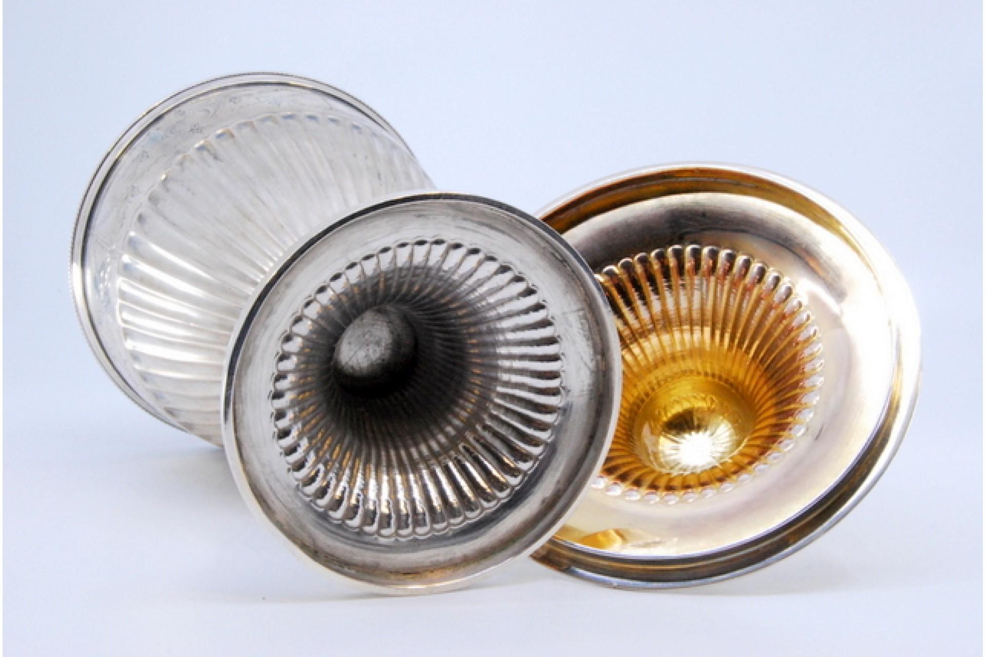 Fluted silver candy box in low relief with engravings and placed on a round base in vendita 2