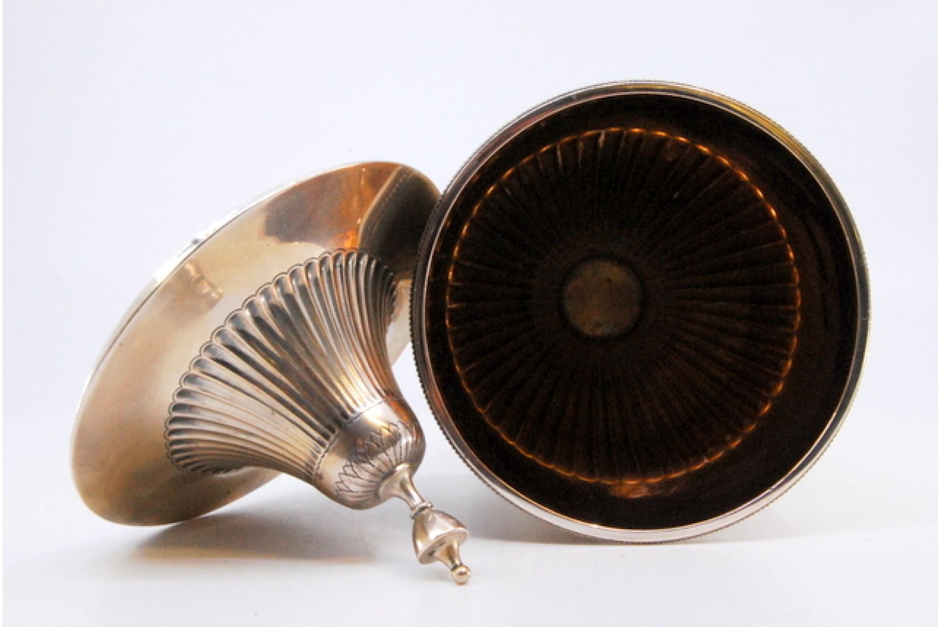 Fluted silver candy box in low relief with engravings and placed on a round base in vendita 3