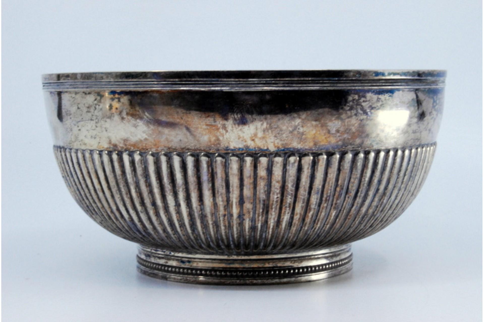 Description: Fluted silver bonboneiro, resting on a round pearly base. Metal: Silver. Origin: Portuguese. Brand: Porto Coroa. Weight: 337.77 grams. Dimensions: 15.3x7.5cm. Content: 833/1000. Assay Mark: Yes, from the 15th century to 1885. Additional