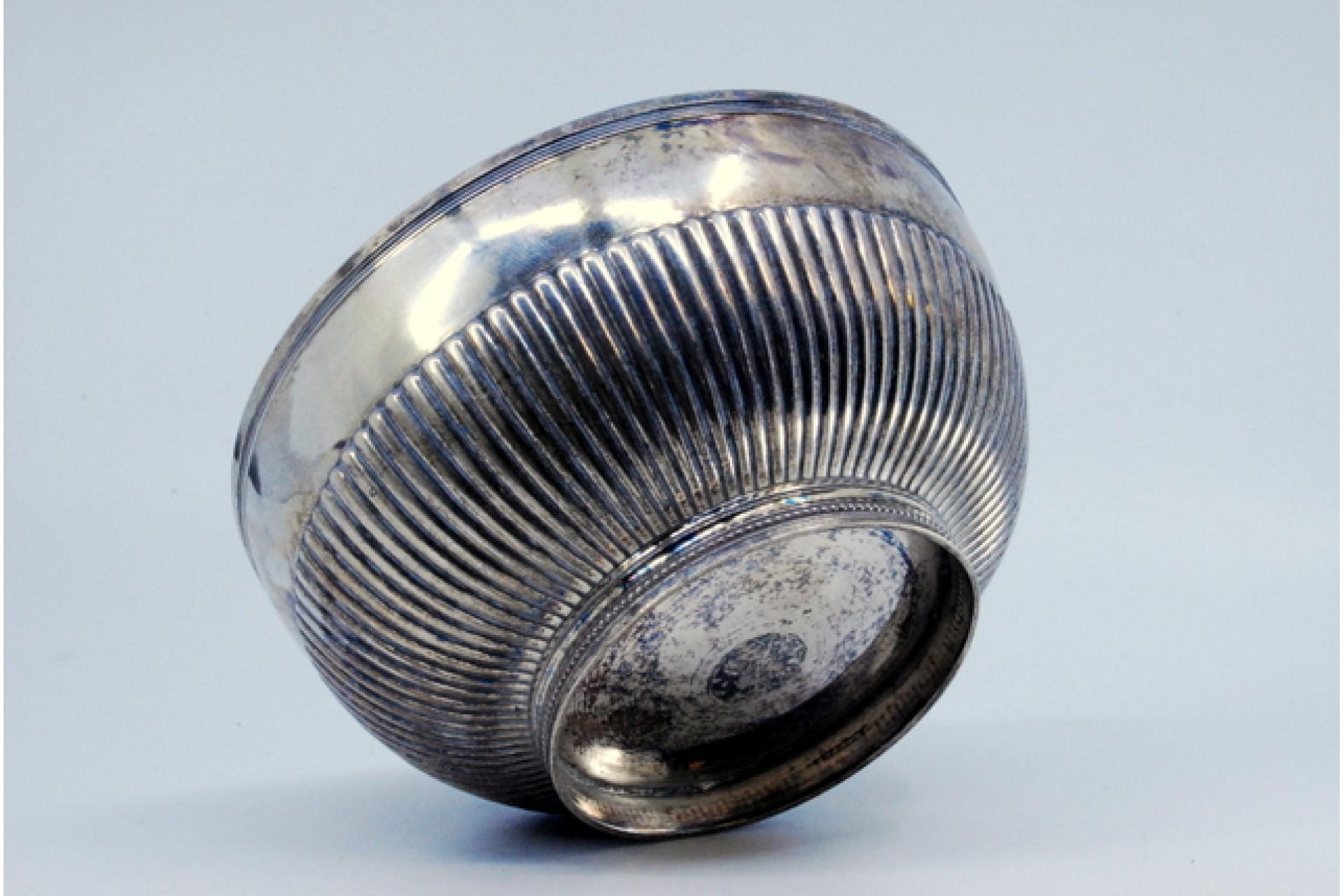 Fluted silver candy box set on a round pearl base In Good Condition For Sale In Porto, PT