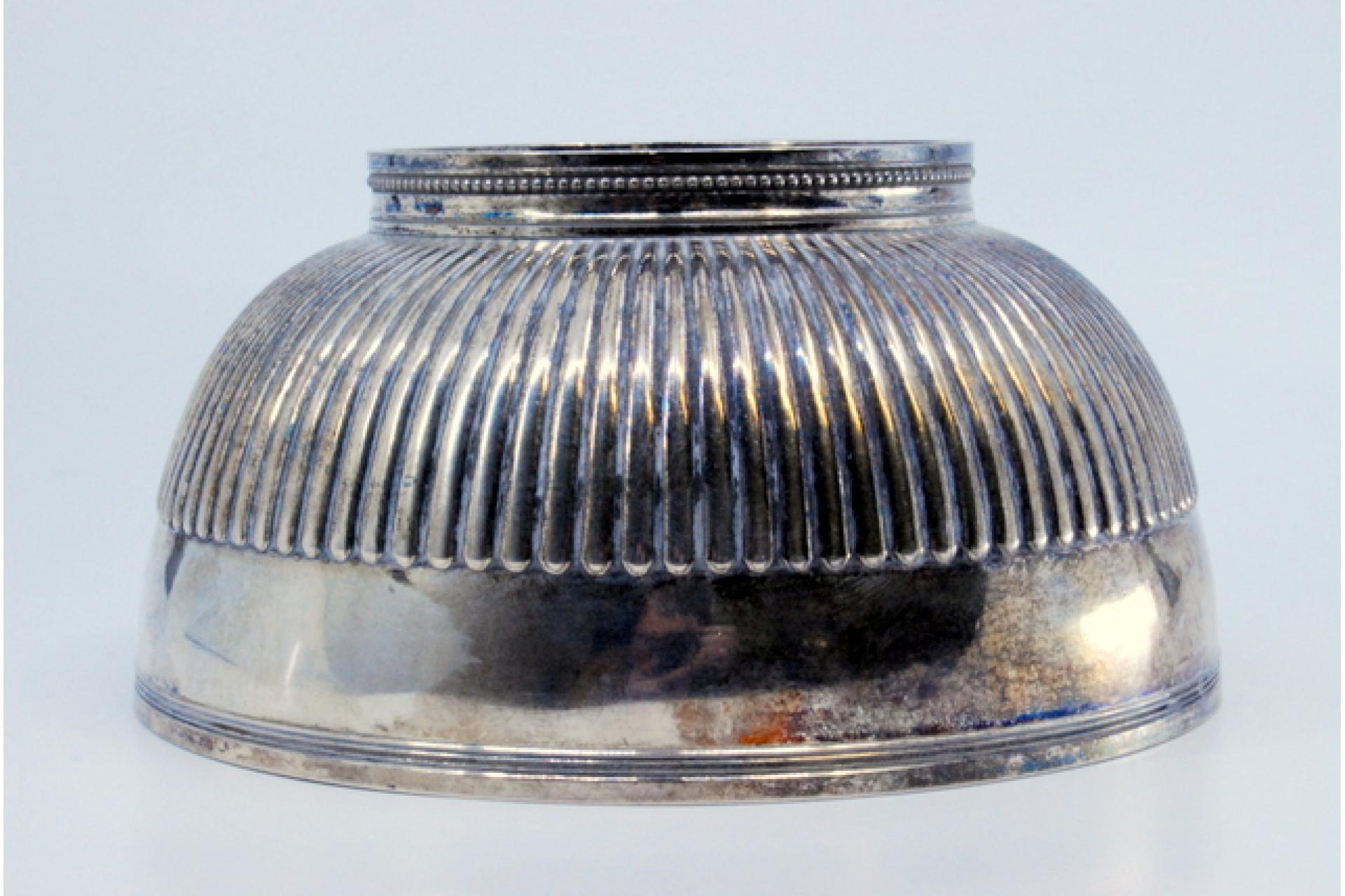 18th Century Fluted silver candy box set on a round pearl base For Sale