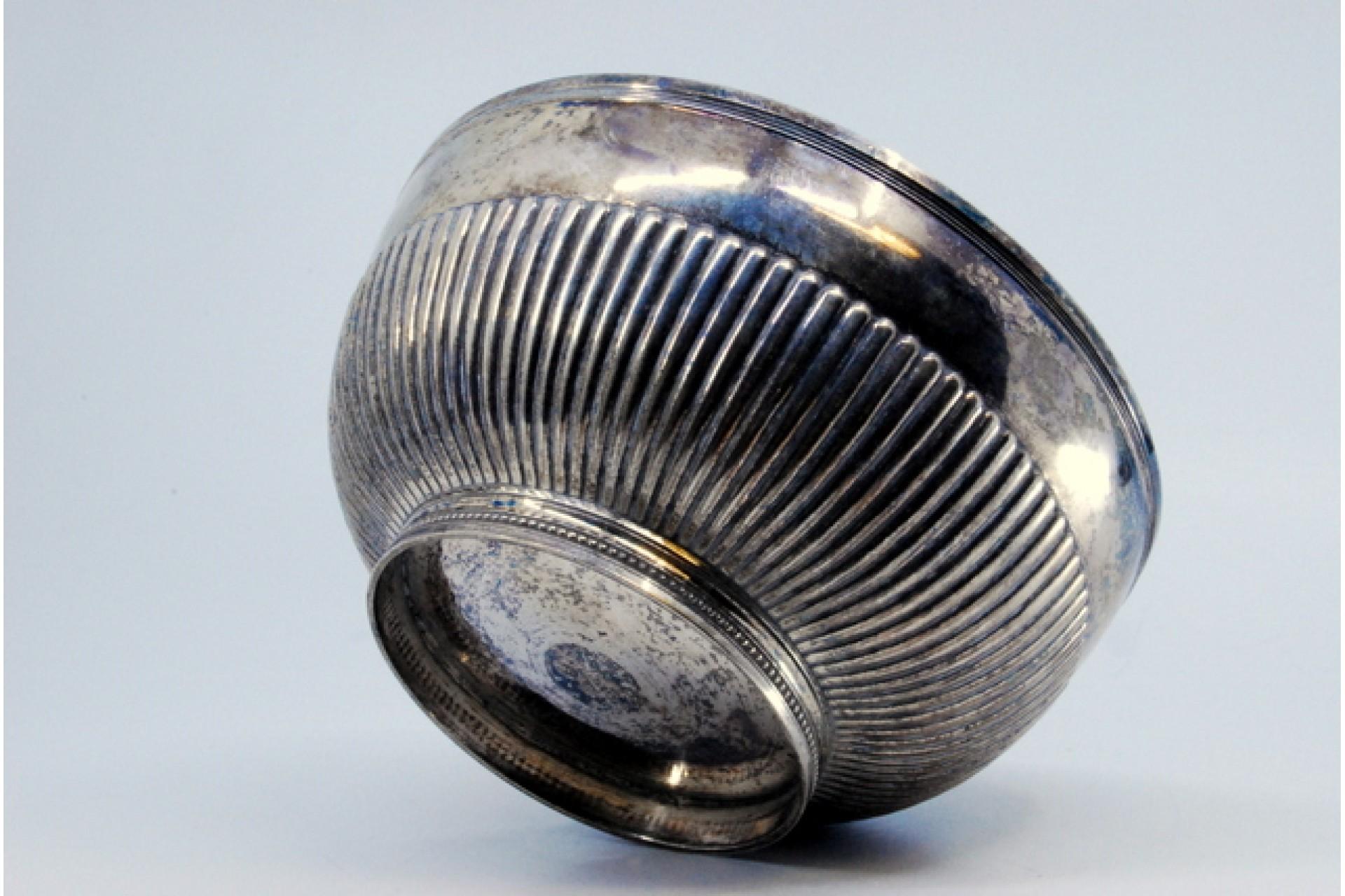 Silver Fluted silver candy box set on a round pearl base For Sale