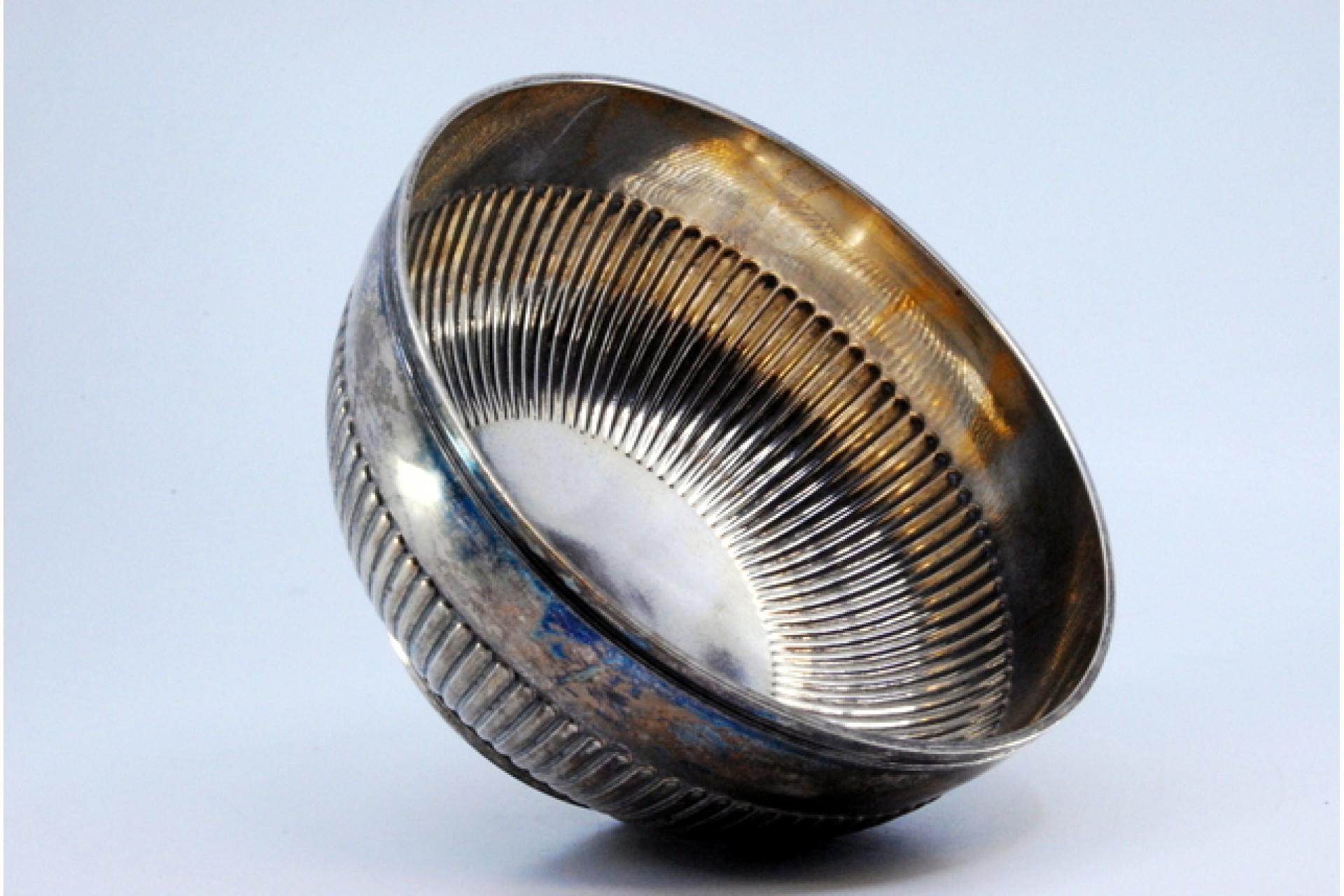 Fluted silver candy box set on a round pearl base For Sale 1