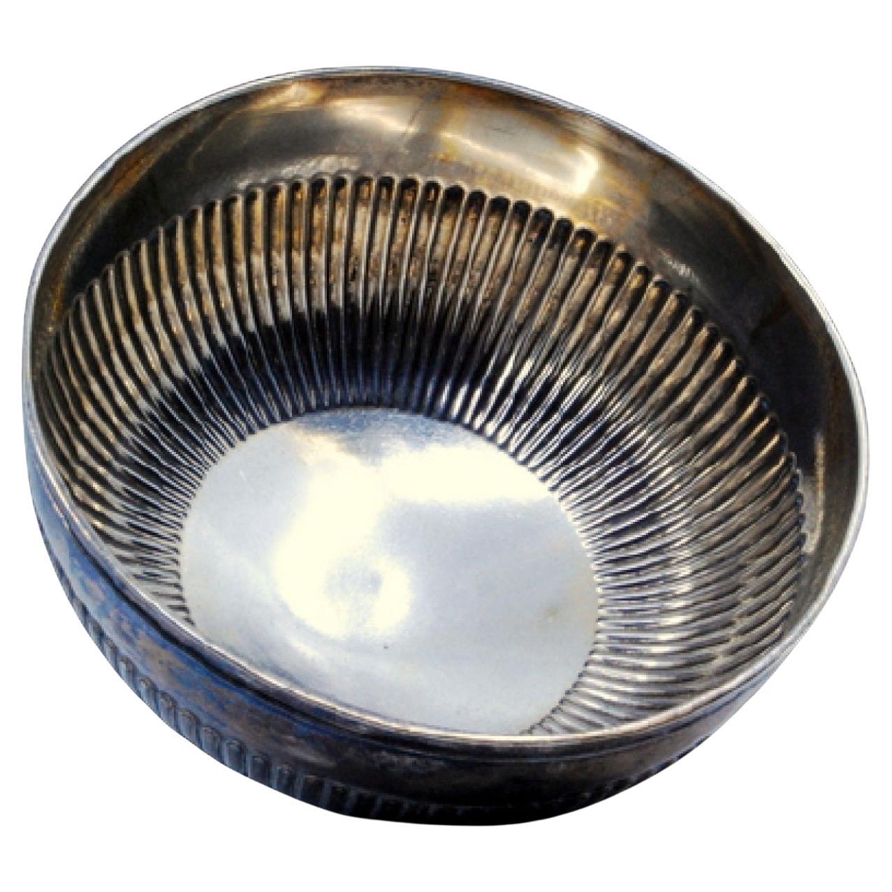 Fluted silver candy box set on a round pearl base For Sale