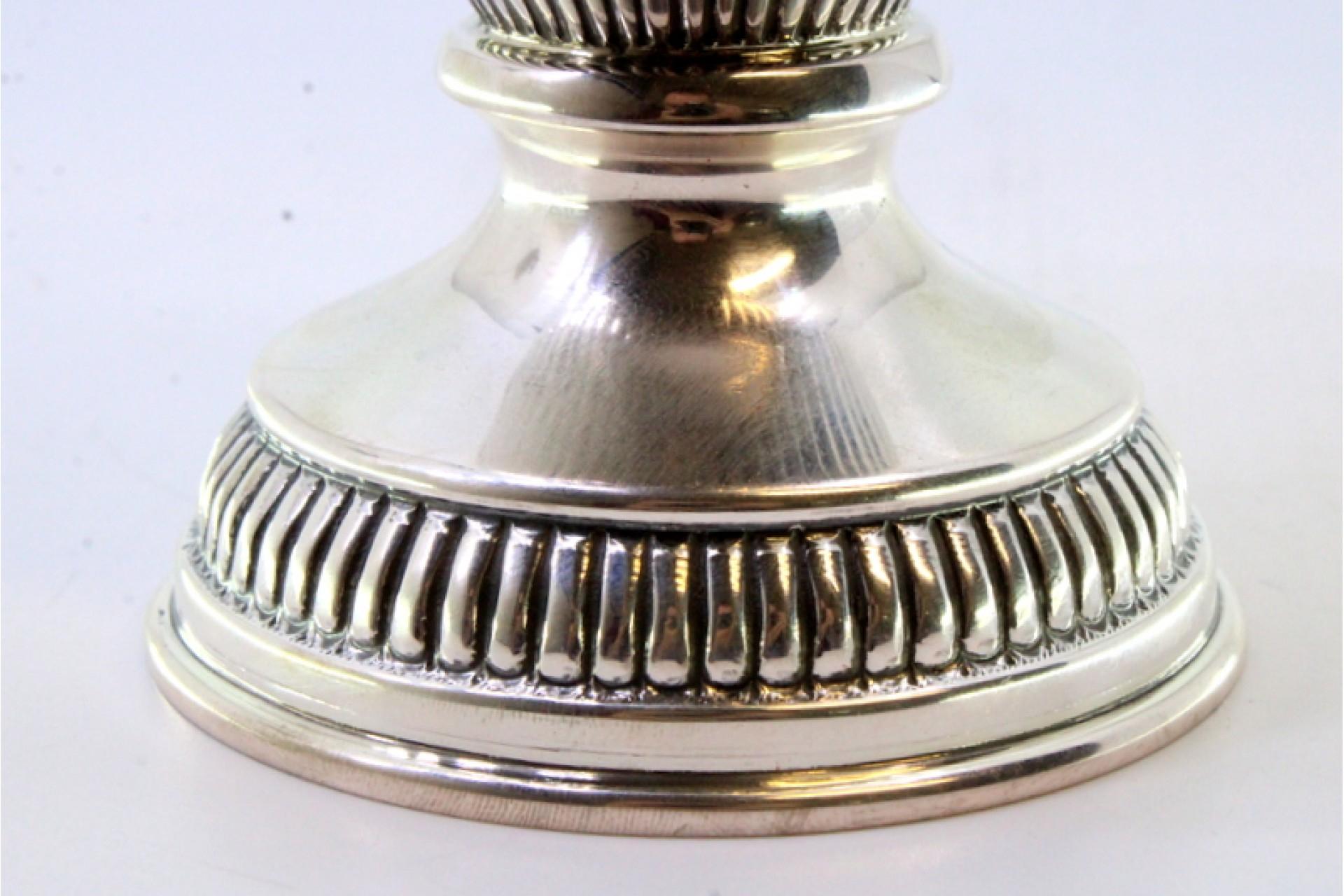 Europeo Fluted silver candy box w/ engraved plant motifs & a knob on the removable lid in vendita