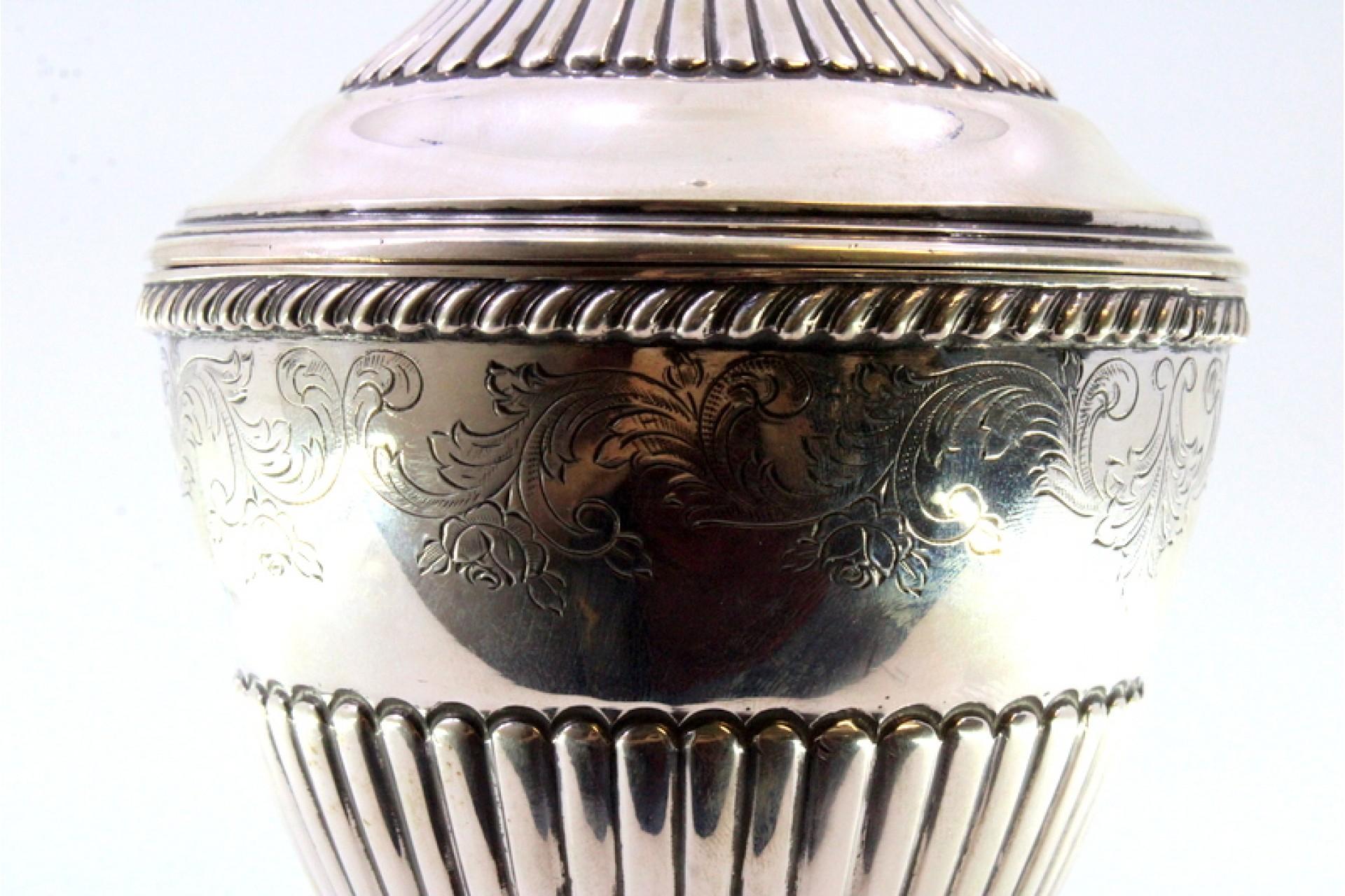 Fluted silver candy box w/ engraved plant motifs & a knob on the removable lid In condizioni buone in vendita a Porto, PT