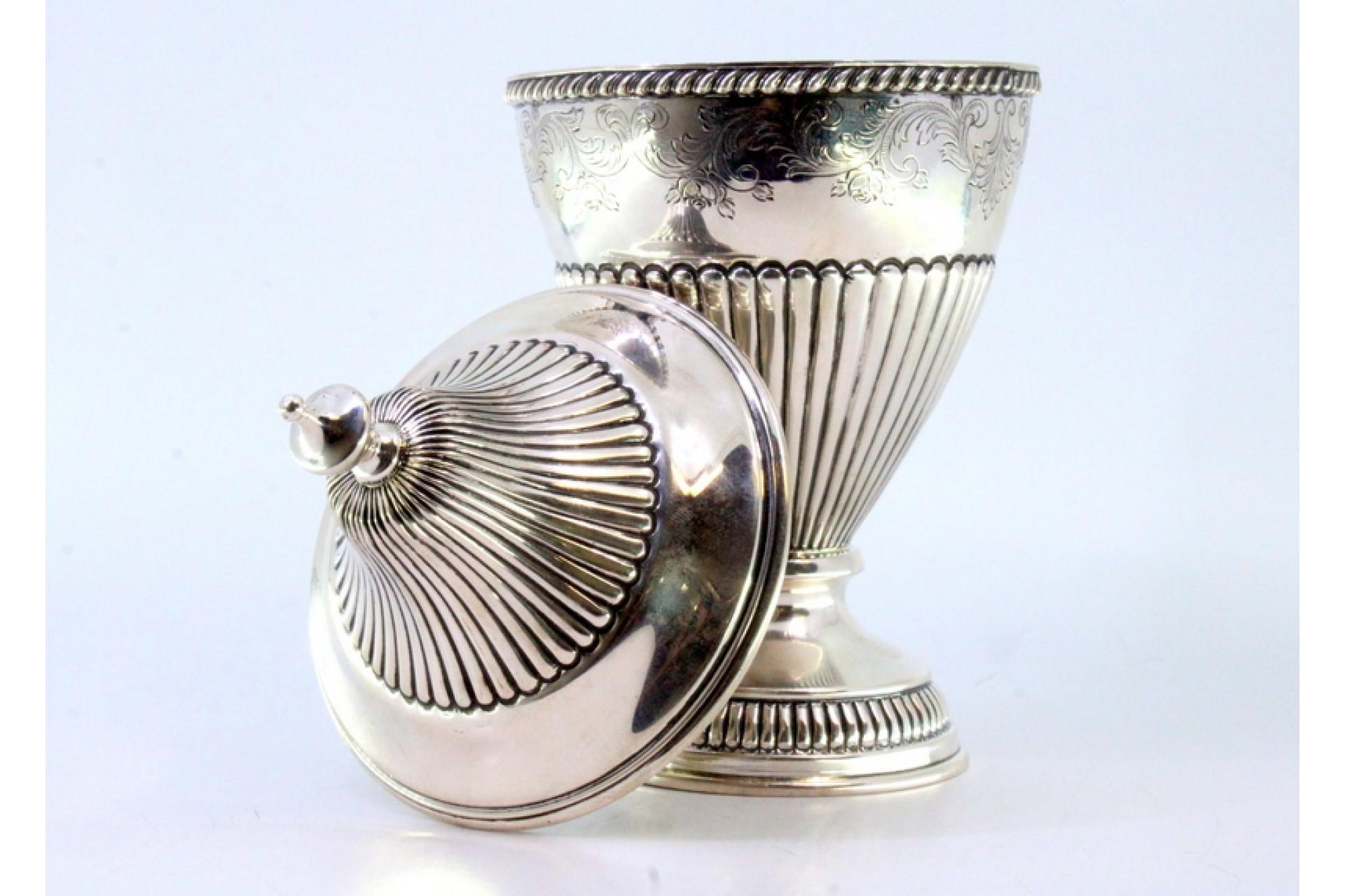 XX secolo Fluted silver candy box w/ engraved plant motifs & a knob on the removable lid in vendita