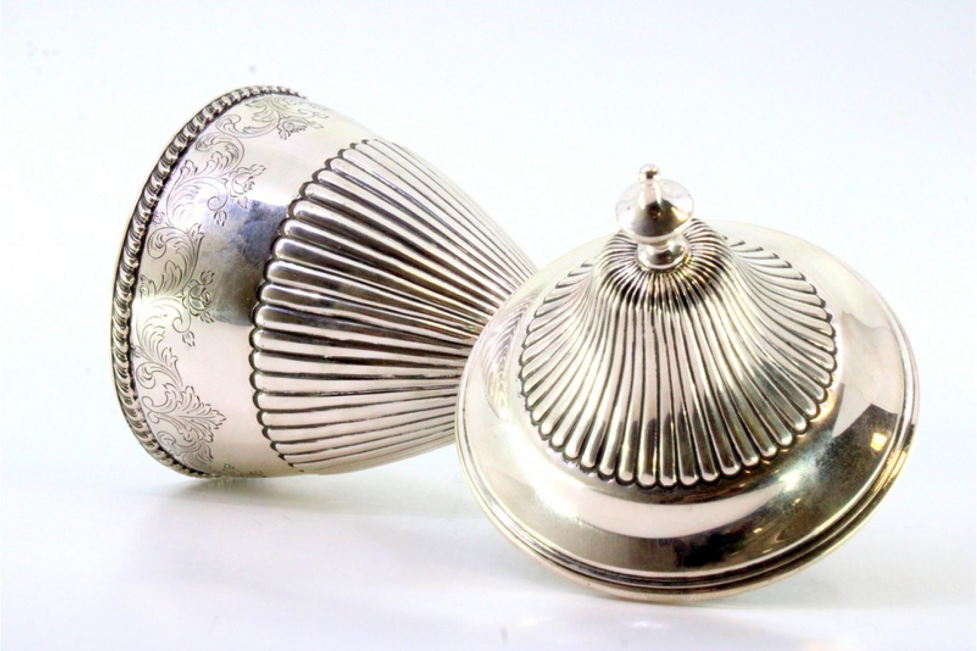 Fluted silver candy box w/ engraved plant motifs & a knob on the removable lid in vendita 1