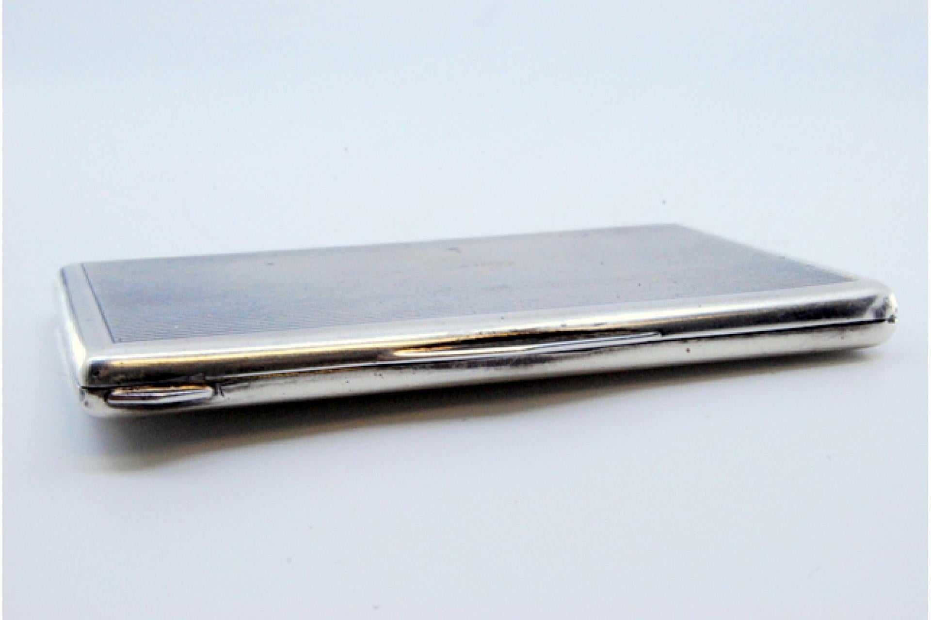European Fluted silver cartoneira with smooth border around the edge and tilting hinge For Sale