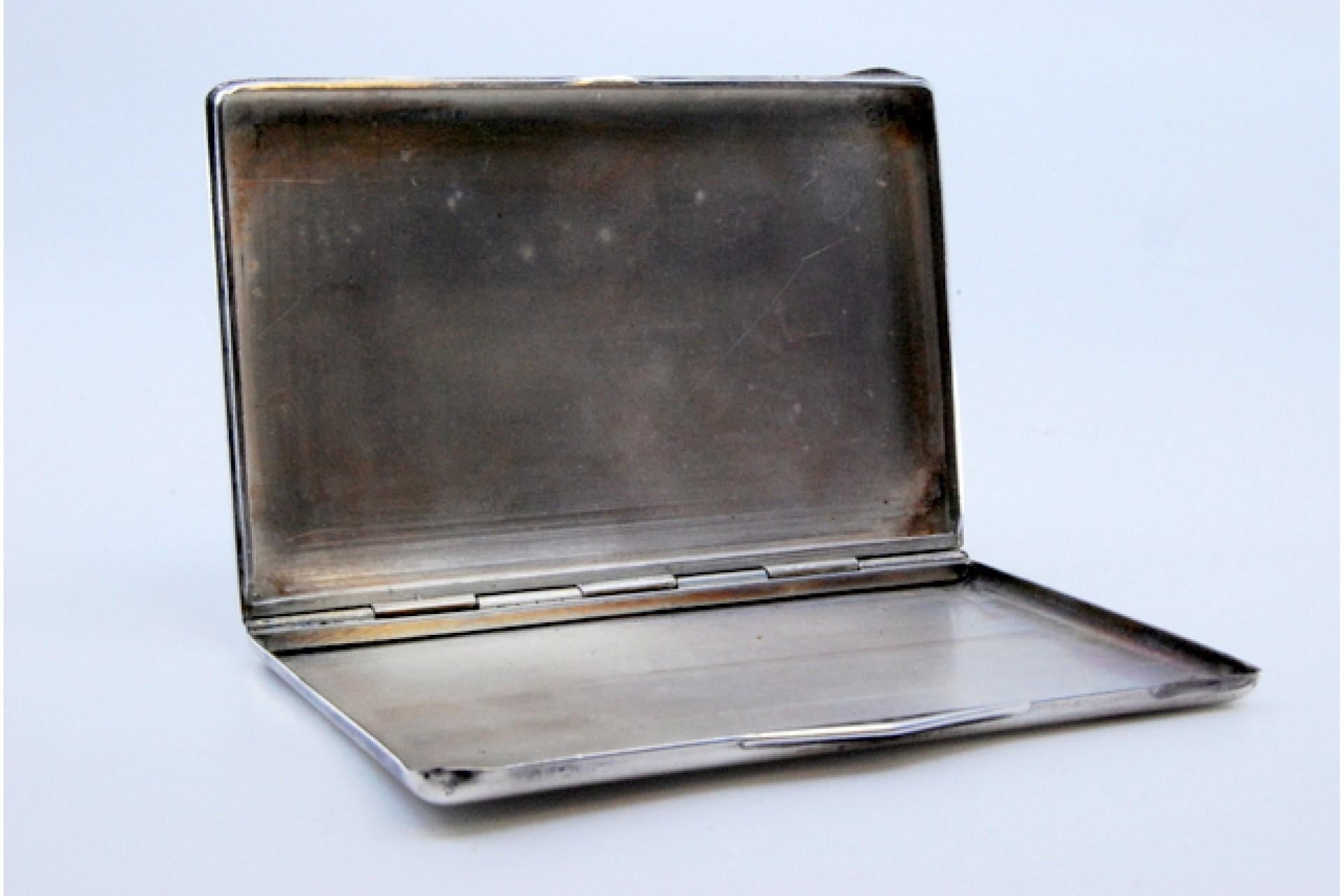 Fluted silver cartoneira with smooth border around the edge and tilting hinge In Good Condition For Sale In Porto, PT