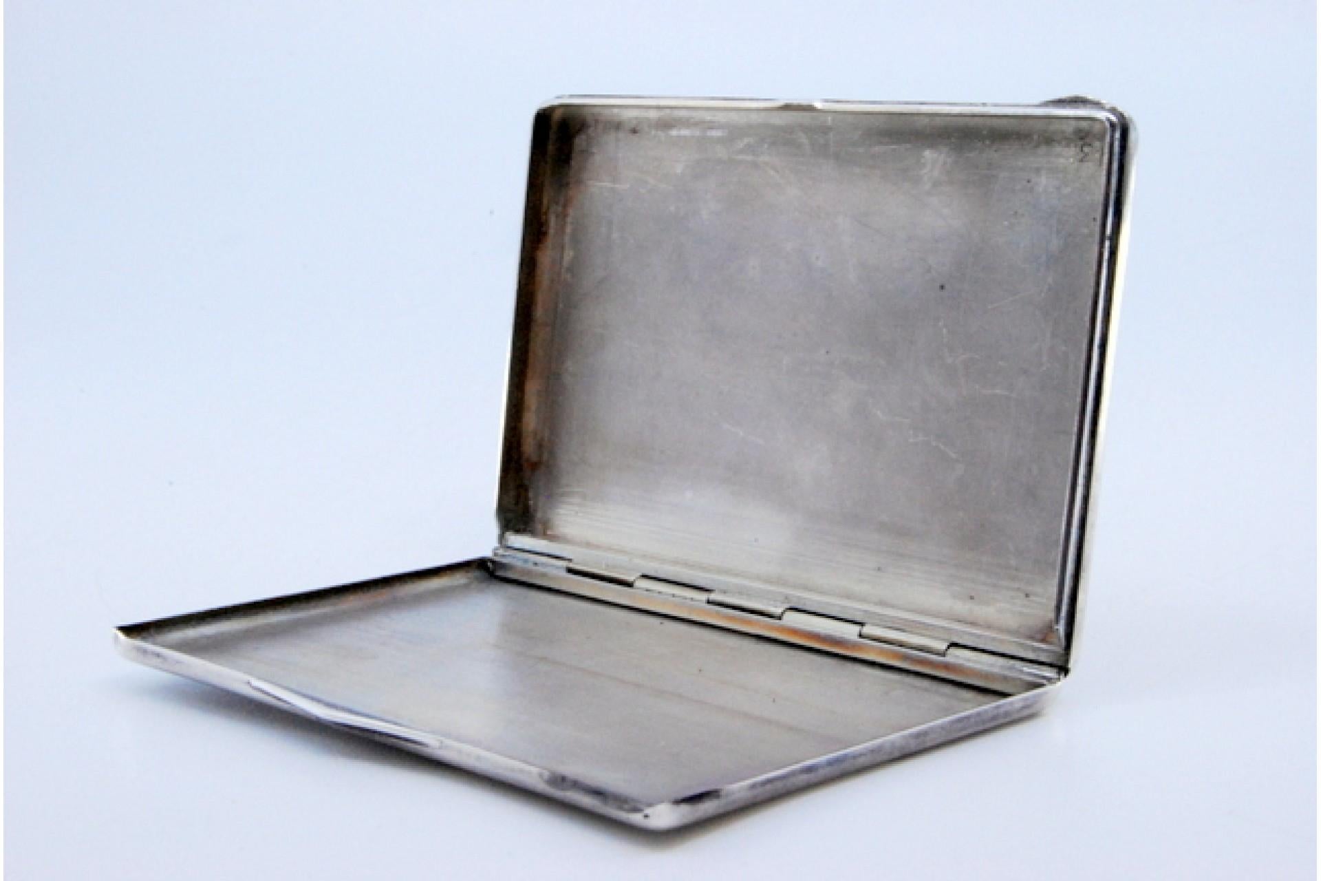 20th Century Fluted silver cartoneira with smooth border around the edge and tilting hinge For Sale