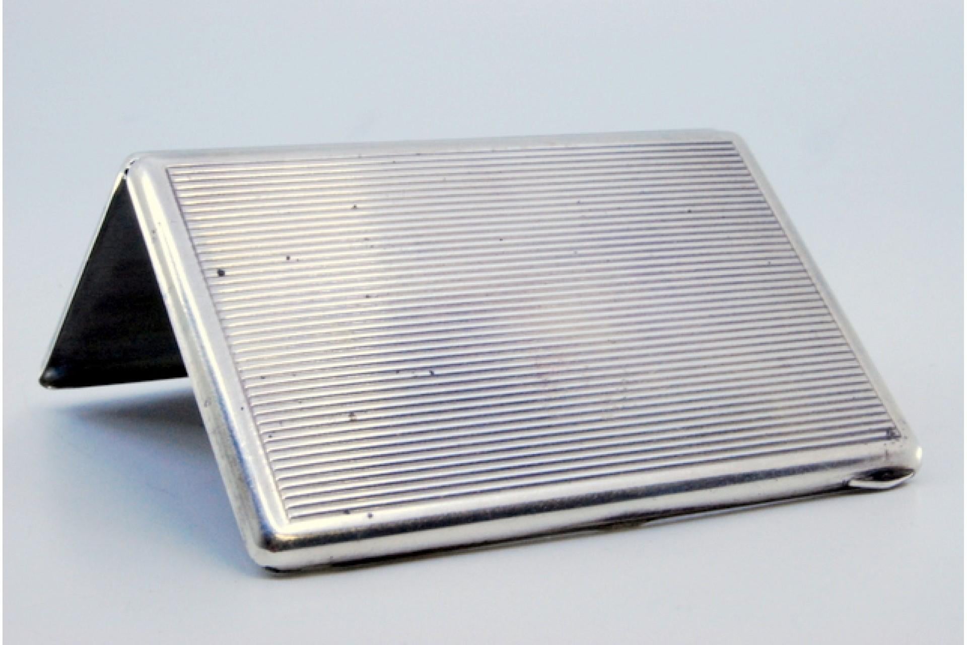 Silver Fluted silver cartoneira with smooth border around the edge and tilting hinge For Sale