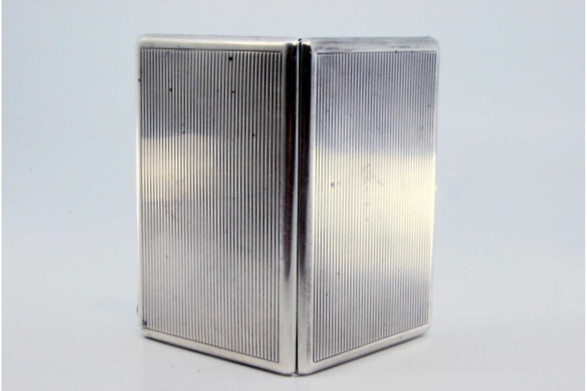 Fluted silver cartoneira with smooth border around the edge and tilting hinge For Sale 1