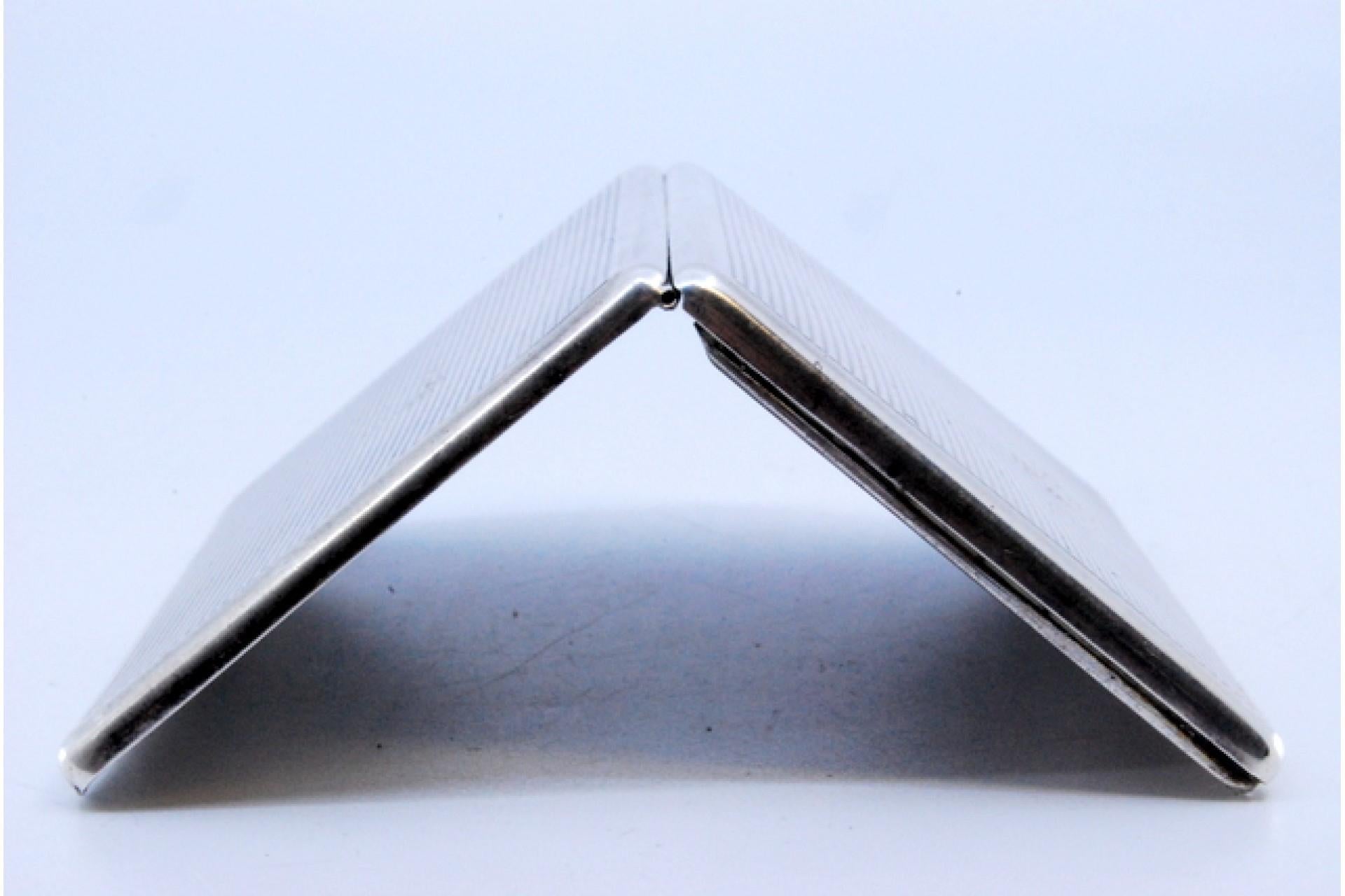 Fluted silver cartoneira with smooth border around the edge and tilting hinge For Sale 2