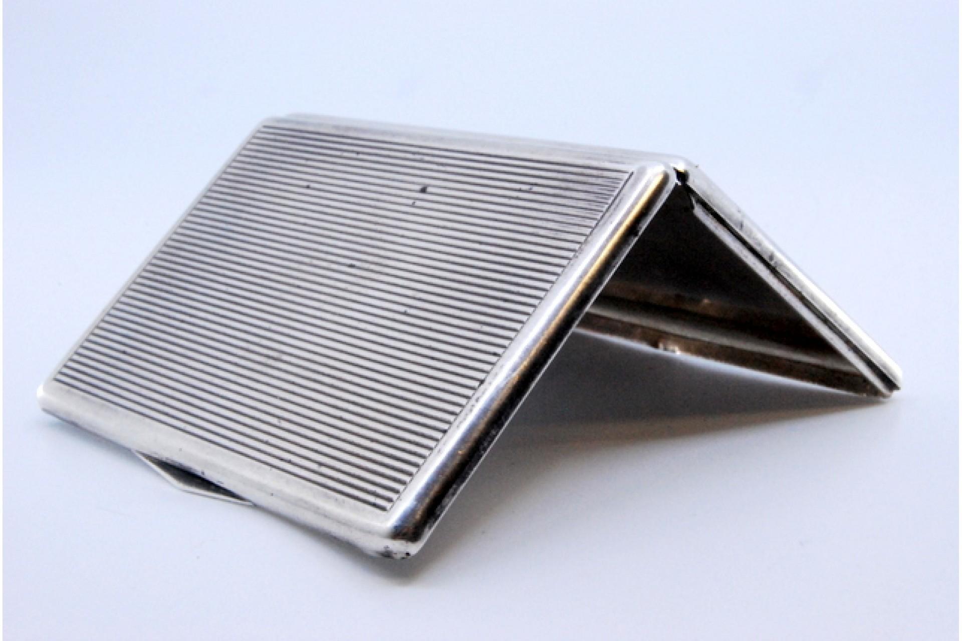 Fluted silver cartoneira with smooth border around the edge and tilting hinge For Sale 3
