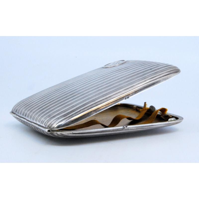 Fluted silver cigarette case with monogram card and gold interior In Good Condition For Sale In Porto, PT