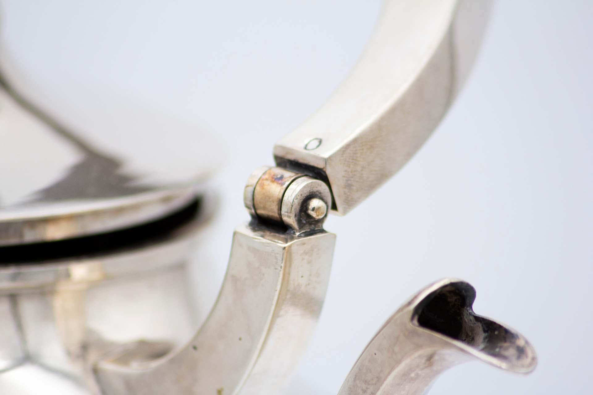 Européen Fluted silver kettle on trivet with lamp, four raised feet and wood-inset handle en vente