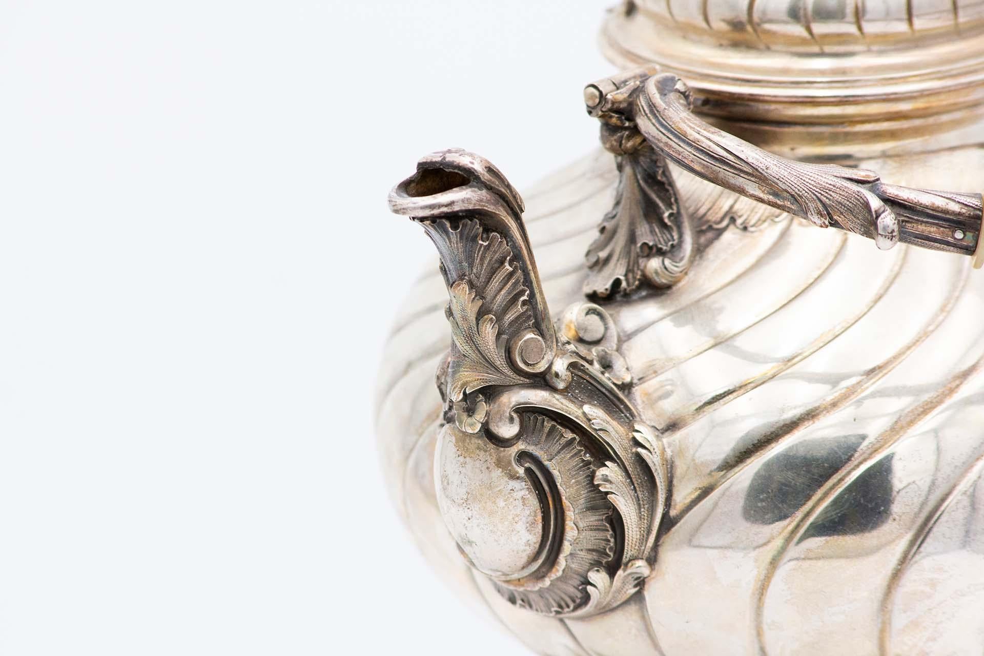 Européen Fluted silver kettle on trivet with lamp, four raised feet and wood-inset handle en vente