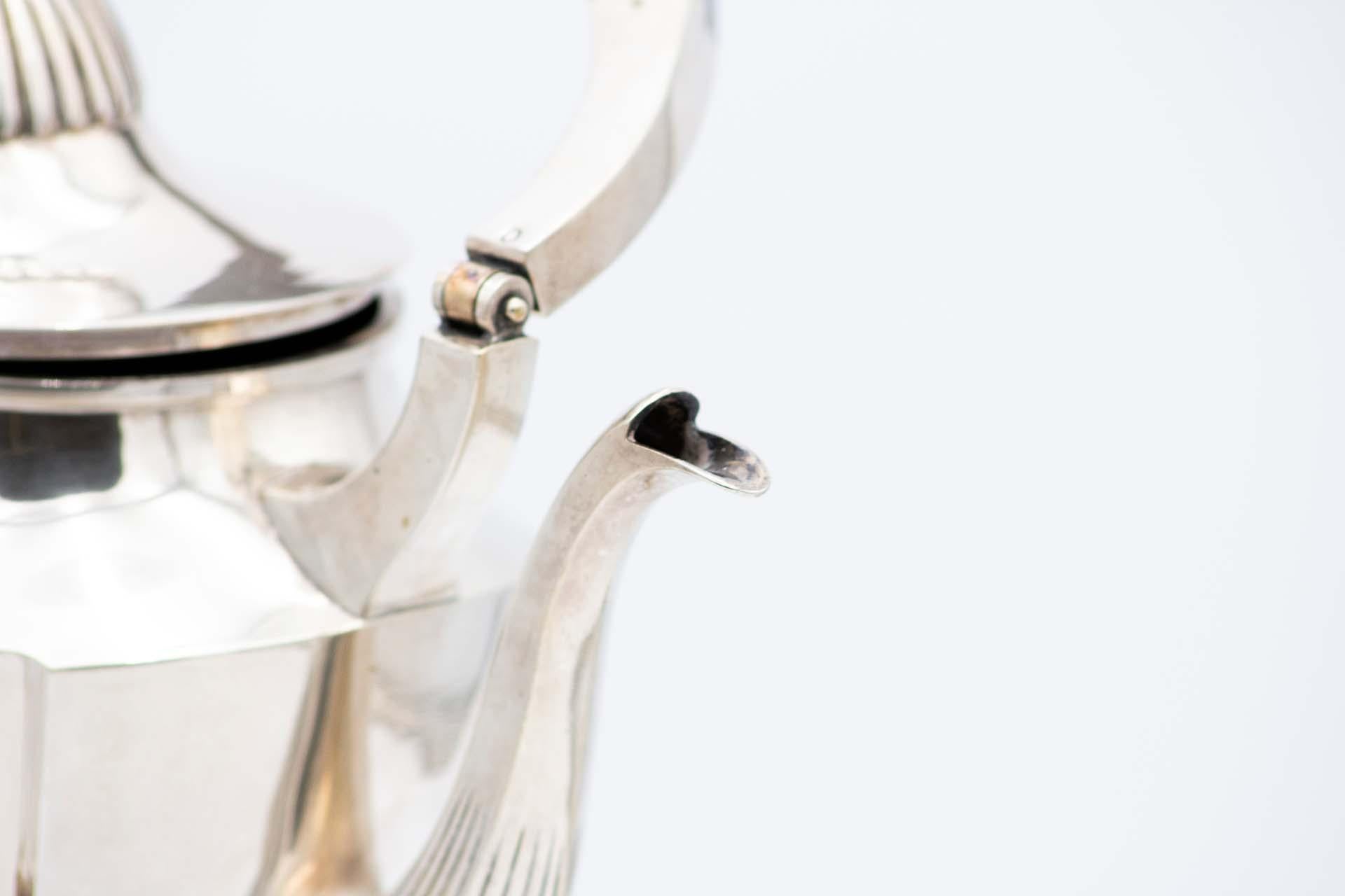 Fluted silver kettle on trivet with lamp, four raised feet and wood-inset handle Bon état - En vente à Porto, PT