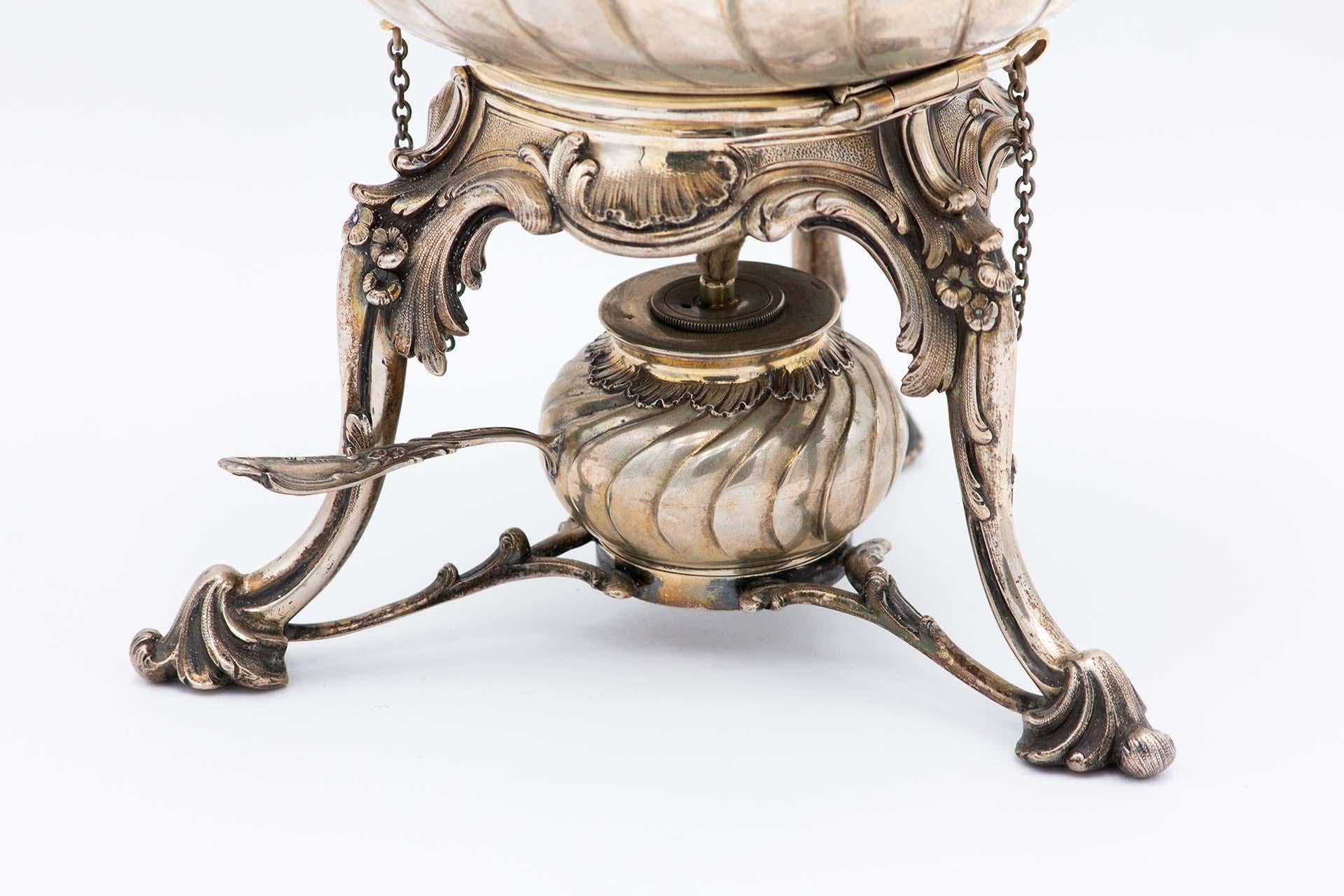 Fluted silver kettle on trivet with lamp, four raised feet and wood-inset handle Bon état - En vente à Porto, PT