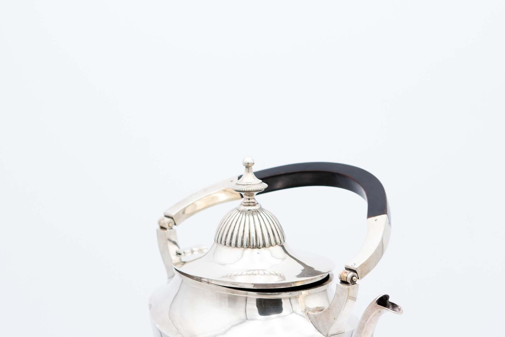 XIXe siècle Fluted silver kettle on trivet with lamp, four raised feet and wood-inset handle en vente