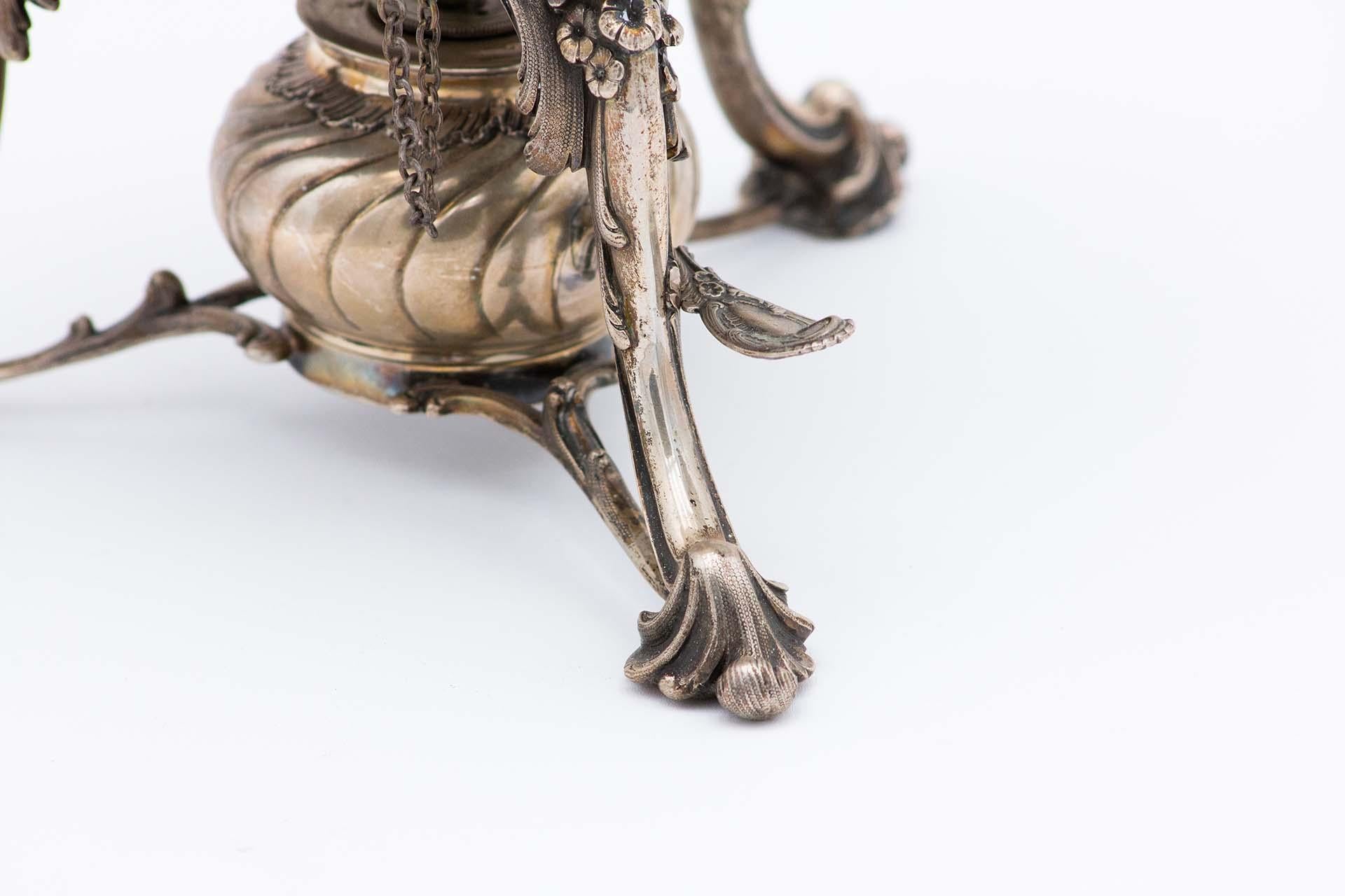 20ième siècle Fluted silver kettle on trivet with lamp, four raised feet and wood-inset handle en vente