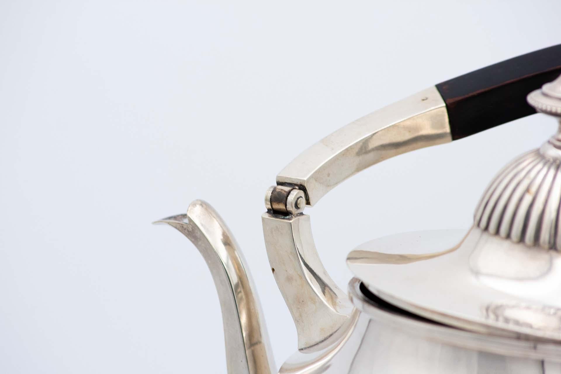 Argent Fluted silver kettle on trivet with lamp, four raised feet and wood-inset handle en vente