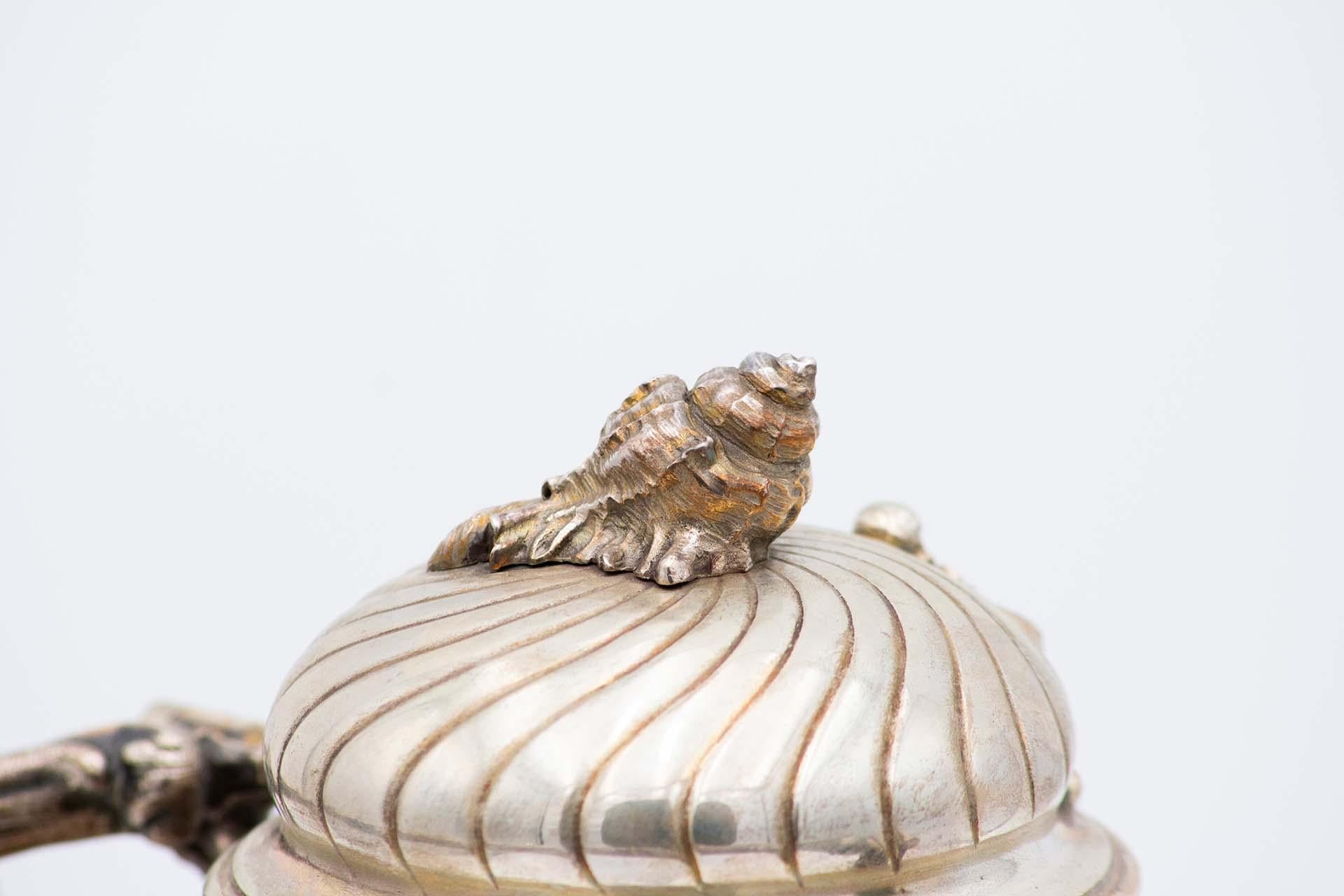 Argent Fluted silver kettle on trivet with lamp, four raised feet and wood-inset handle en vente