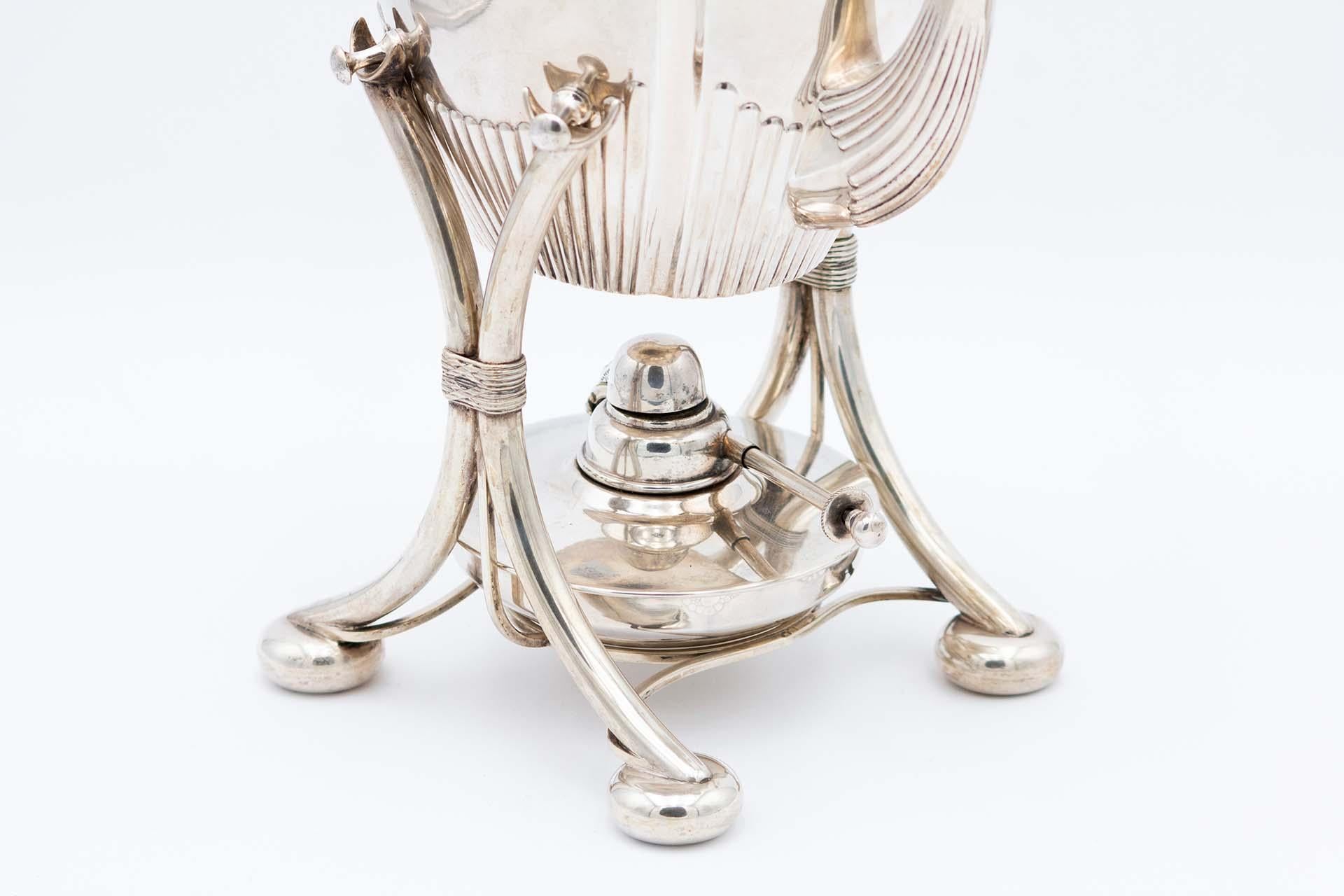 Fluted silver kettle on trivet with lamp, four raised feet and wood-inset handle en vente 1