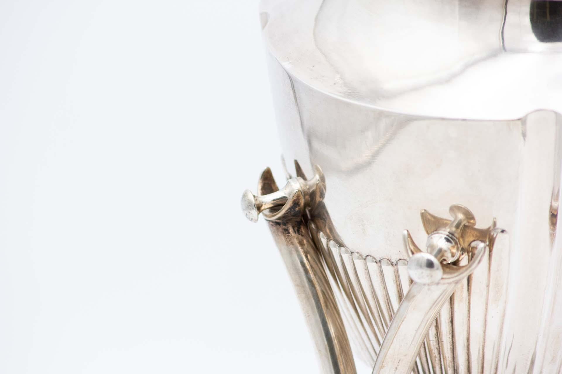 Fluted silver kettle on trivet with lamp, four raised feet and wood-inset handle en vente 2