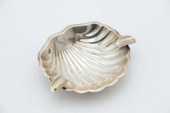 Fluted silver shell-shaped ashtray