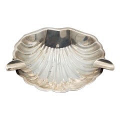 Fluted silver shell-shaped ashtray Fluted silver shell-shaped ashtray