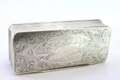 Geriffelte silberne Schnupftabakdose mit eingraviertem Monogramm und Scharnierdeckel