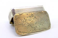 Tabacchiera scanalata in argento con incisione floreale e biglietto con monogramma