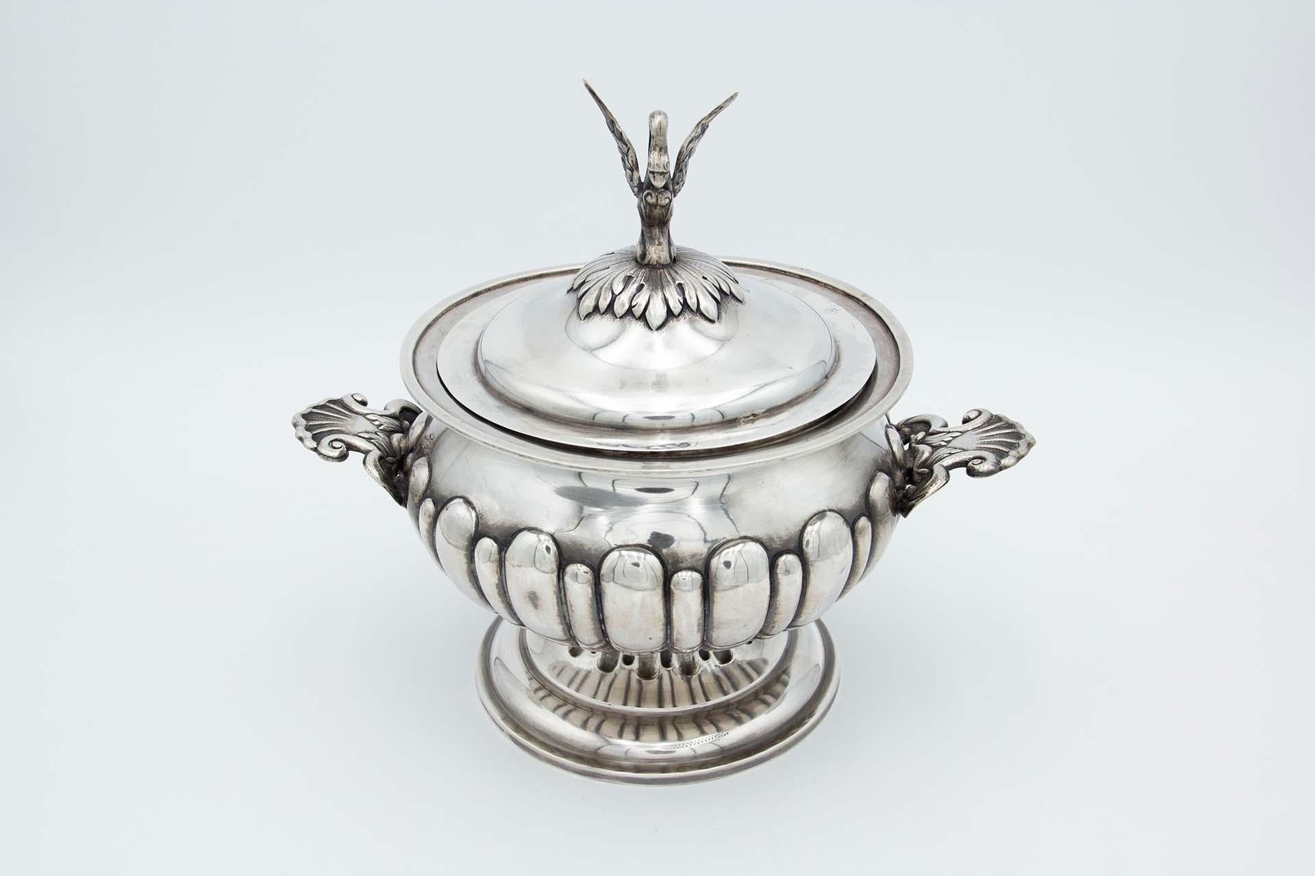 Fluted silver soup tureen For Sale