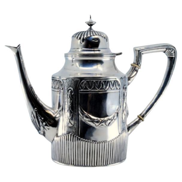 Kannelierte Teekanne aus Silber, mit geprägtem Rand und Scharnierdeckel