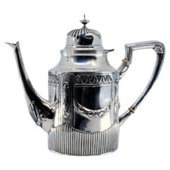 Kannelierte Teekanne aus Silber, mit geprägtem Rand und Scharnierdeckel