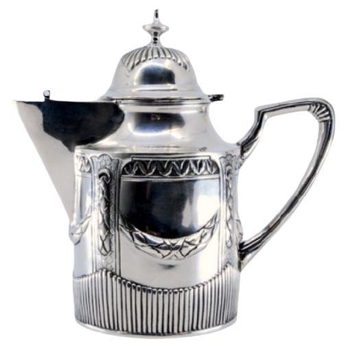 Kannelierte Teekanne aus Silber, mit geprägten Schriftrollen und Girlanden