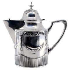 Kannelierte Teekanne aus Silber, mit geprägten Schriftrollen und Girlanden