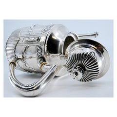 Kannelierte silberne Teekanne mit erhöhtem Rand und Scharnierdeckel